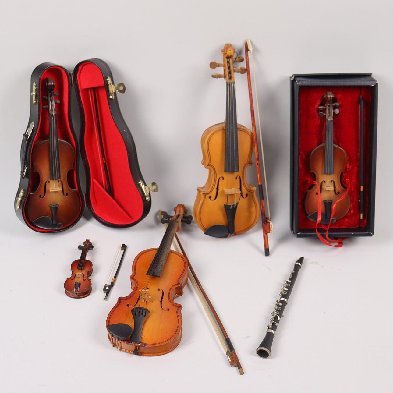 MINIATURE INSTRUMENTS, cello, violin and clarinet, 6 pieces.