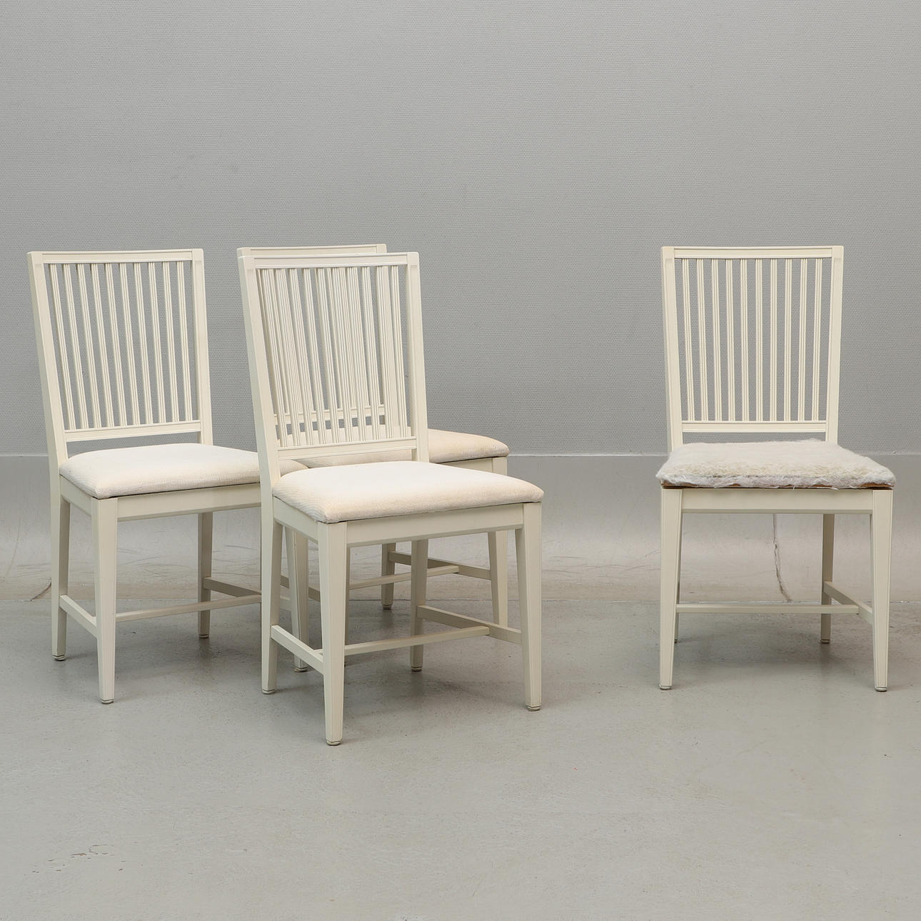 STOLAR, 4 st. vita, trä, 1900-tal.