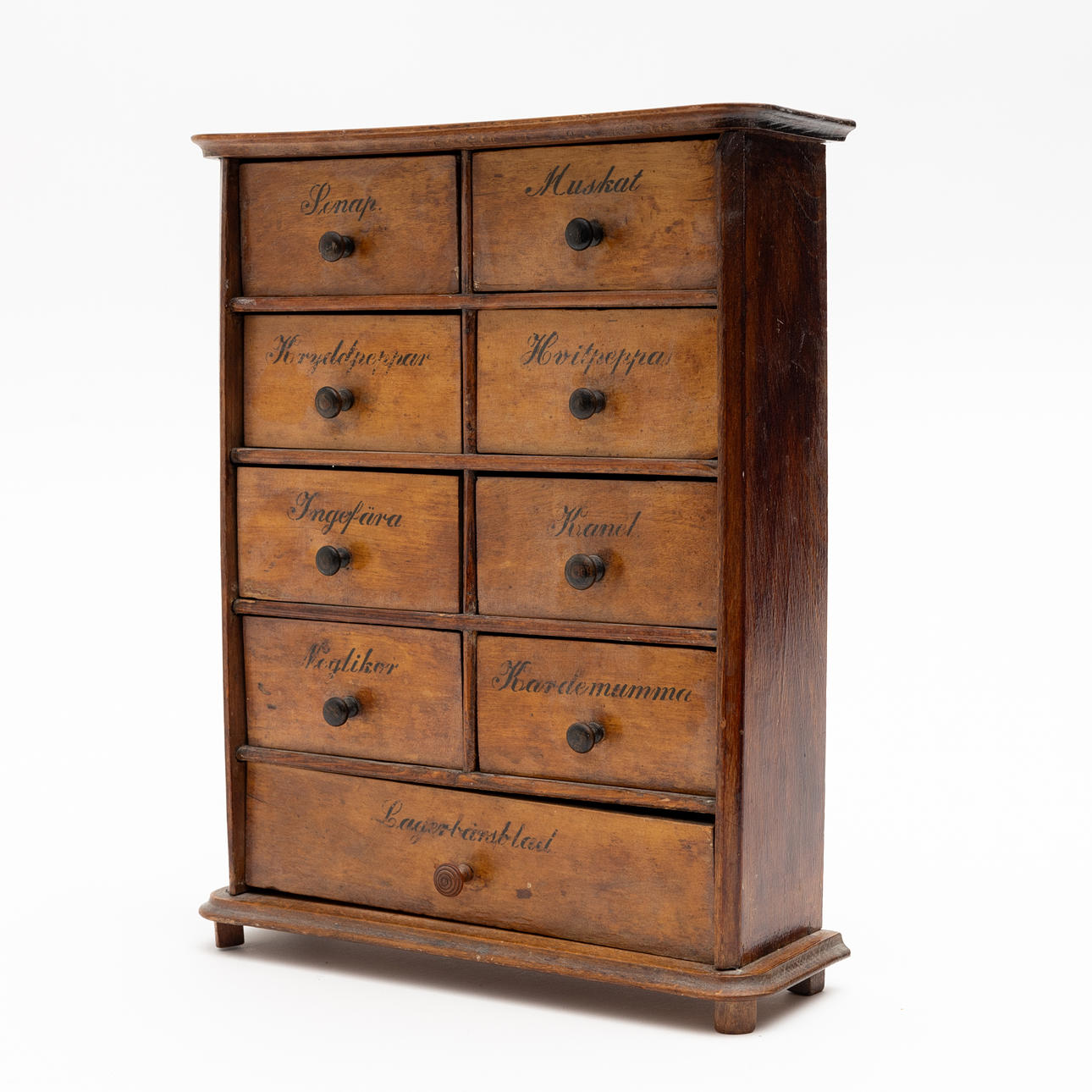 A wooden spice rack, 18th/20th century.