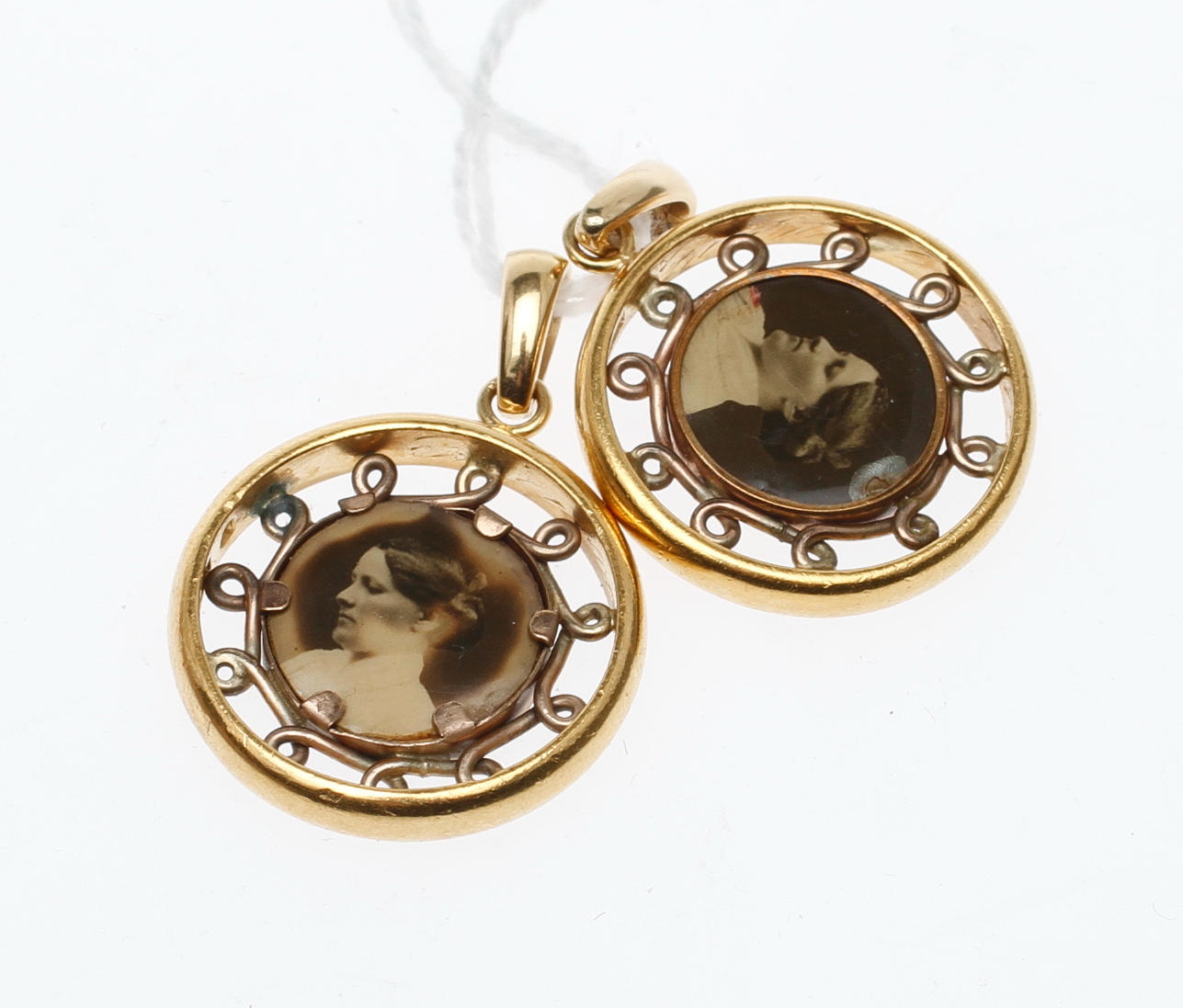 HÄNGEN, 2 st, 23k guld, totalt ca 17 gr.