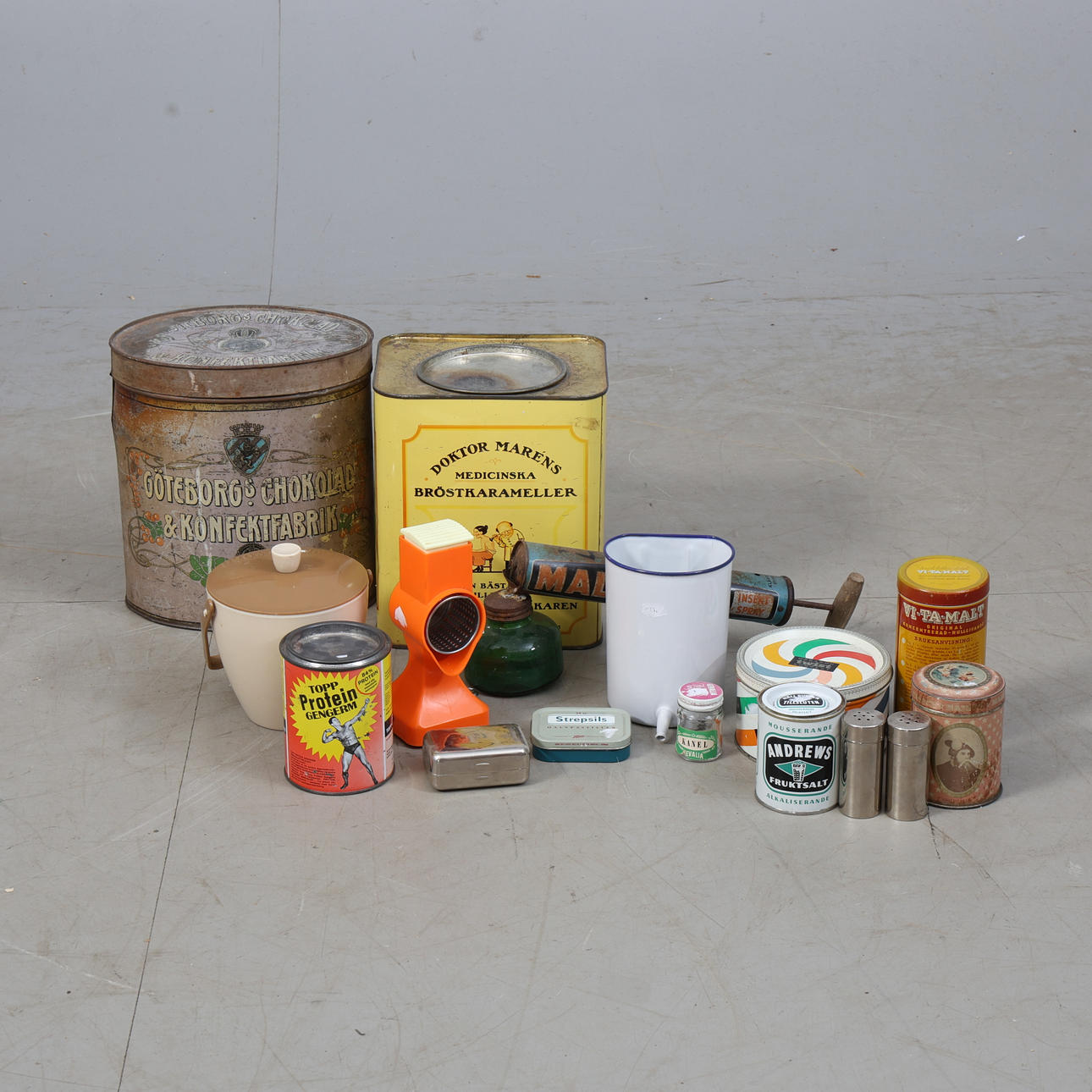 UTENSILS, 14 pieces, jars and utensils.