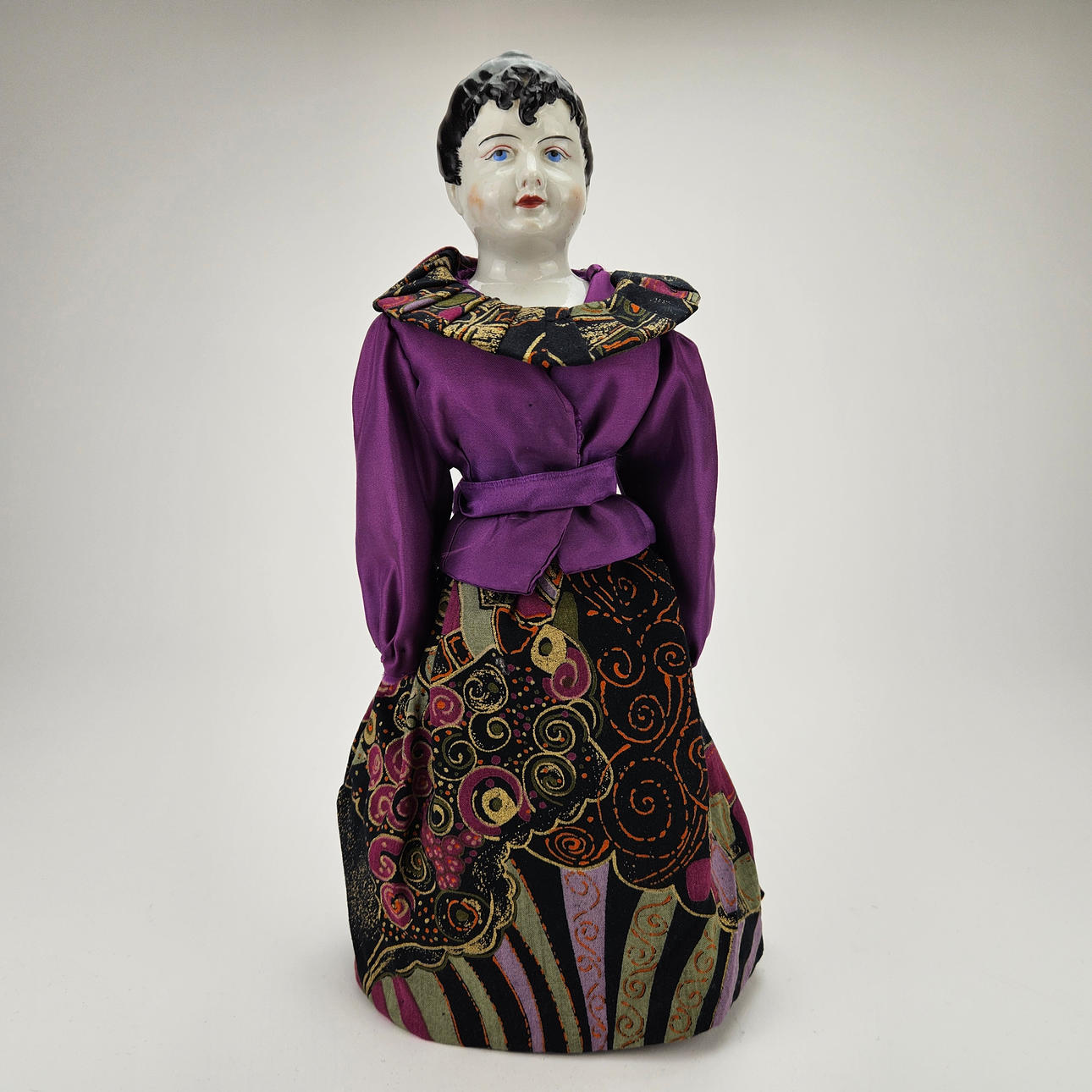 NUKKE POSLIINIPÄÄLLÄ, 1800/1900.