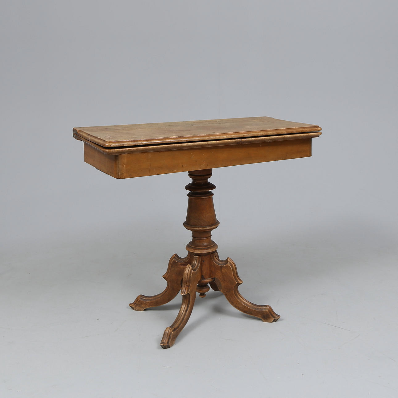 A neo-rococo gaming table.