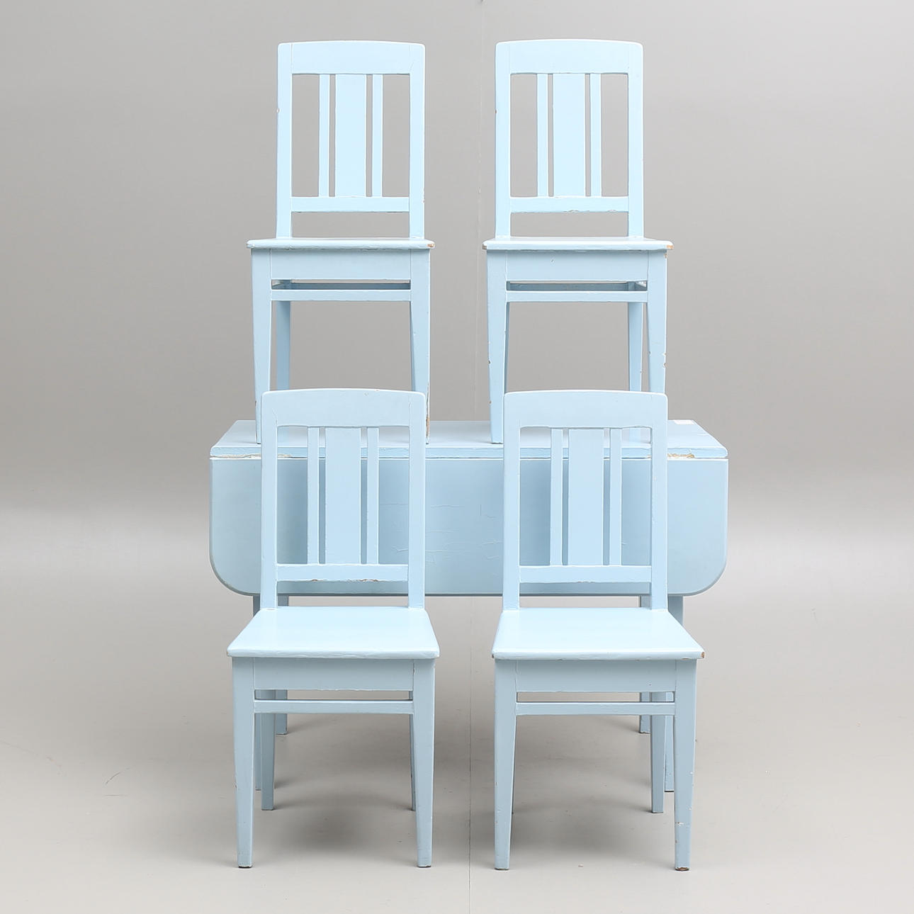 BORD samt STOLAR, 5 delar, bemålat trä, 1900-tal.