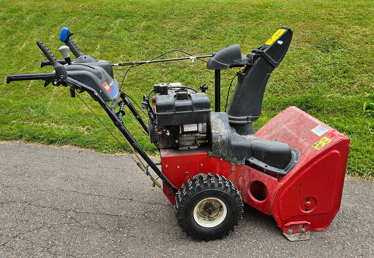 SNOWBLOWER, Toro 826 LE, Tecumseh Snow King Engines.