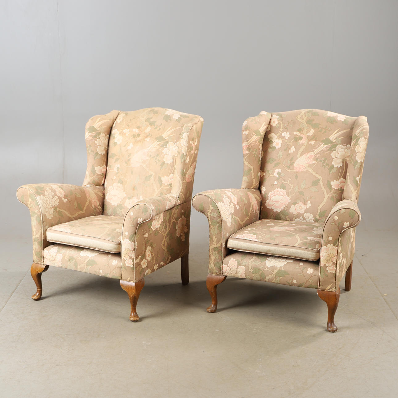 ØRE-LAPPENDE LÆNESTOLE, 1 par, tekstilbetræk, 20. århundrede.