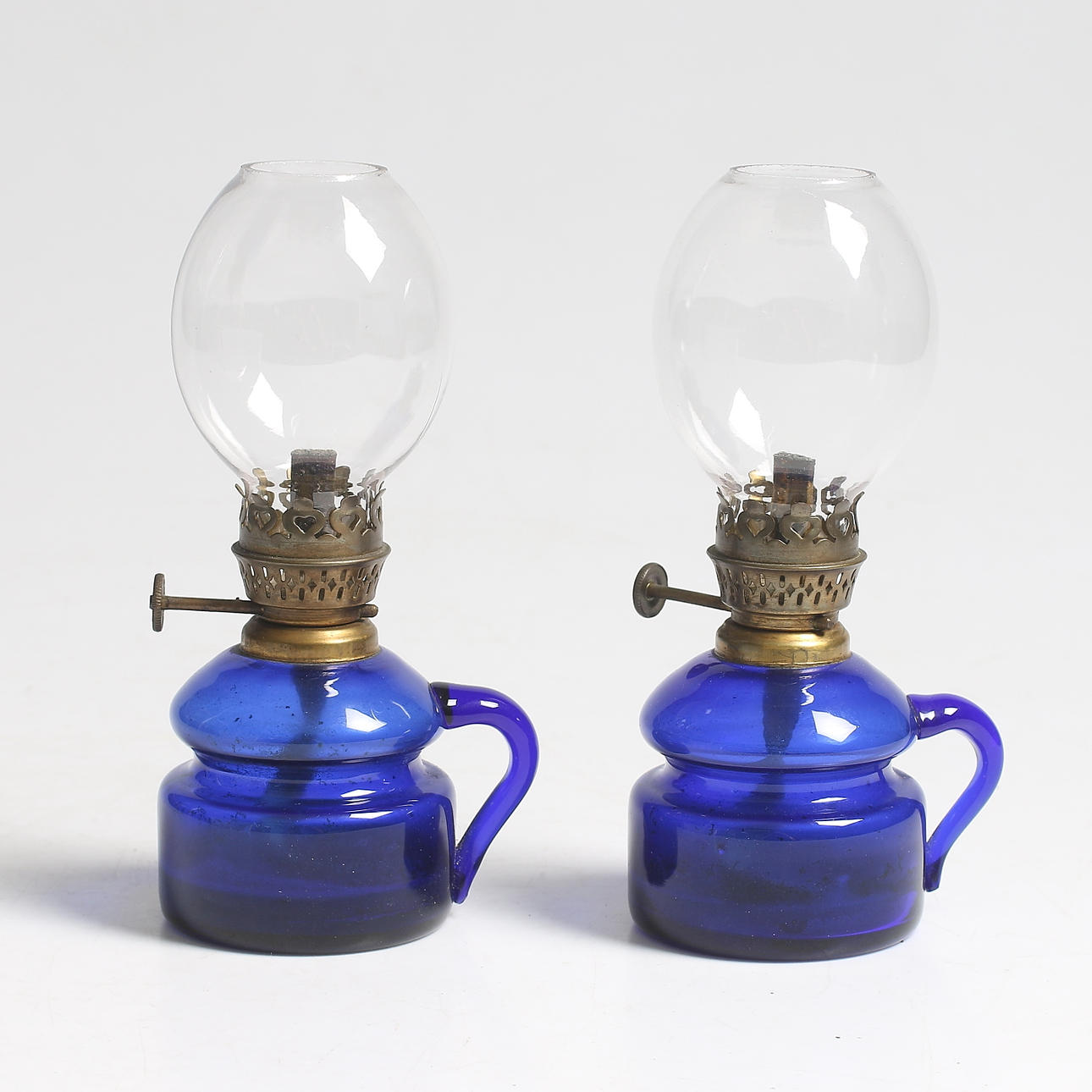 BORDSFOTGENLAMPOR, ett par, 1900-tal.