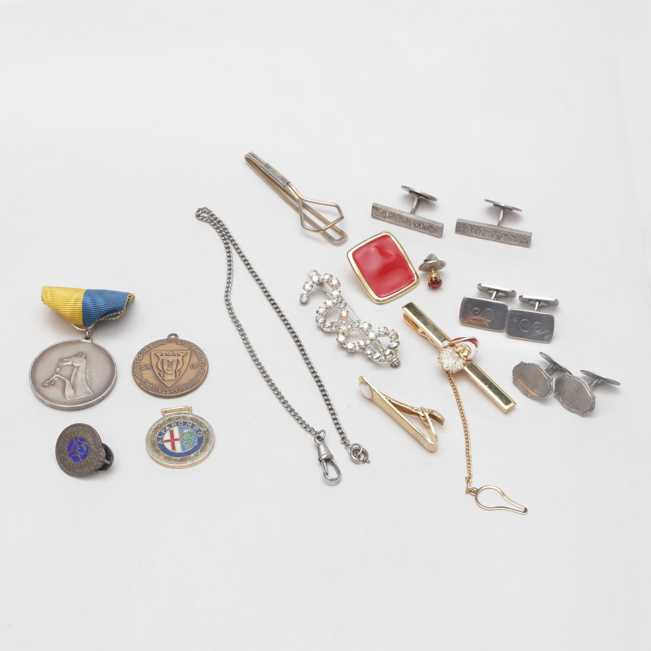 CUFFLINKS/TIE PINS/MEDALS/BROOCH.