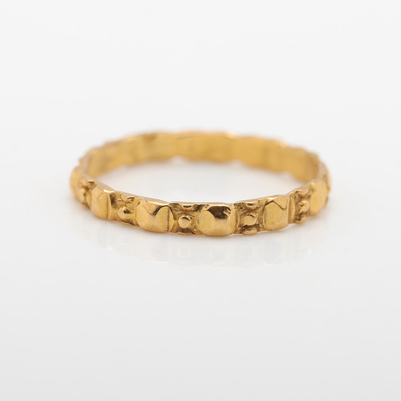 A 18K gold ring. Total weight approx. 1.56 g.