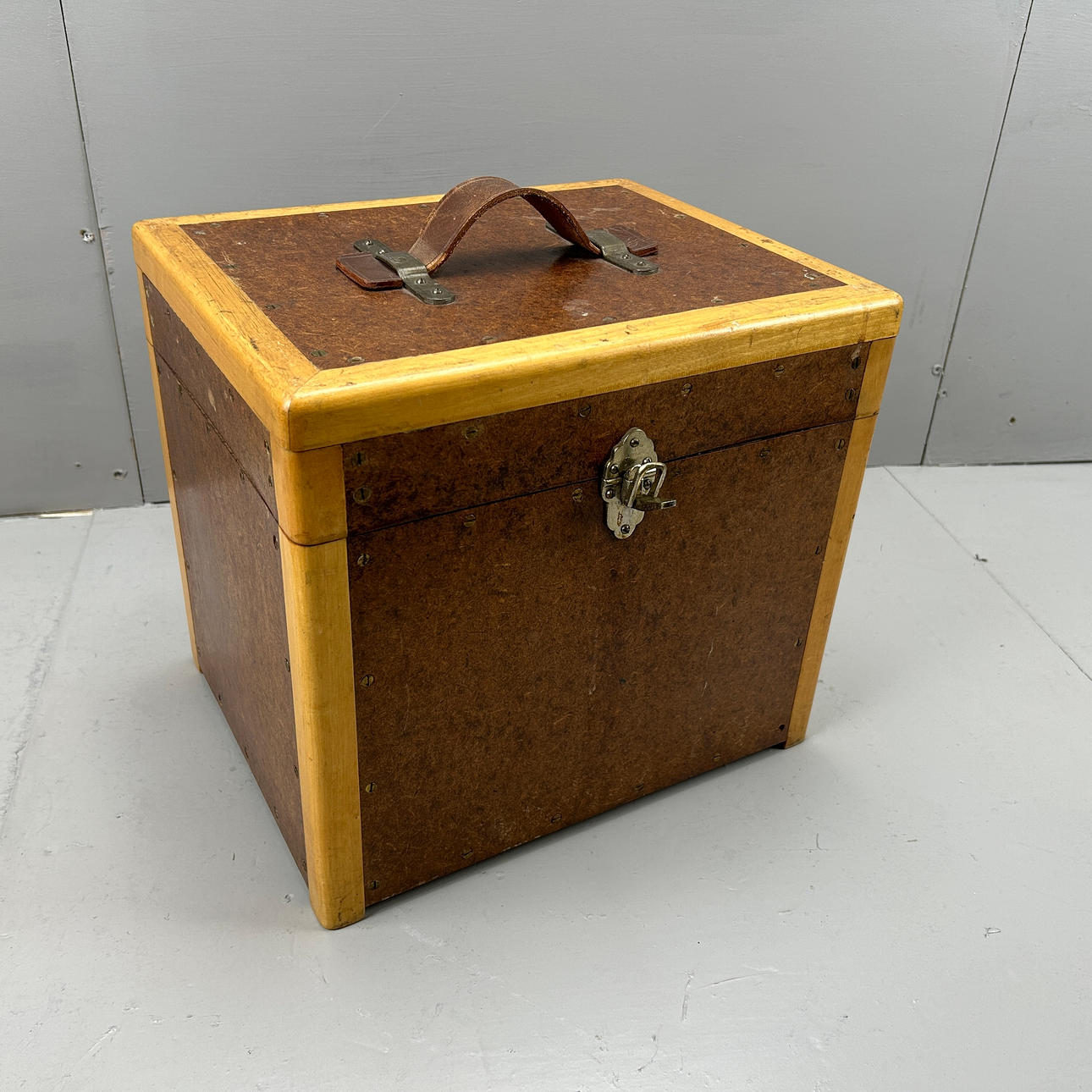 Kylmälaatikko autolle, omkring 1930-luku.