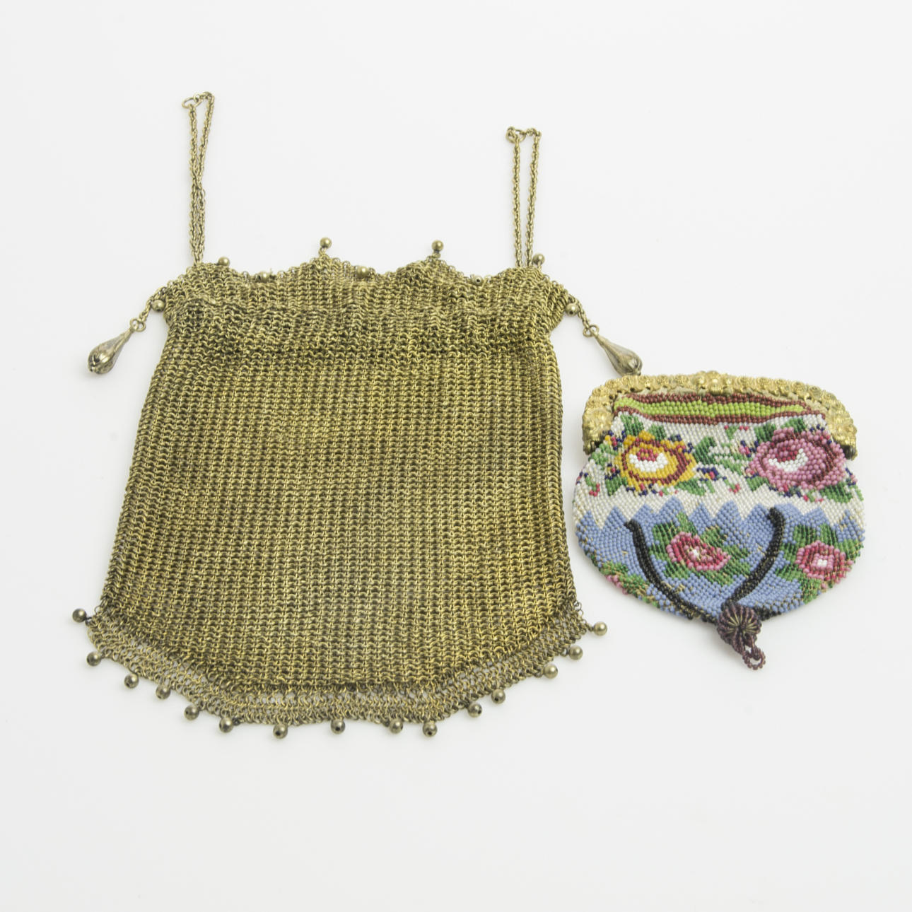 AFTONVÄSKA SAMT PORTMONNÄ, ringväv samt pärlbroderi, 1800/1900.