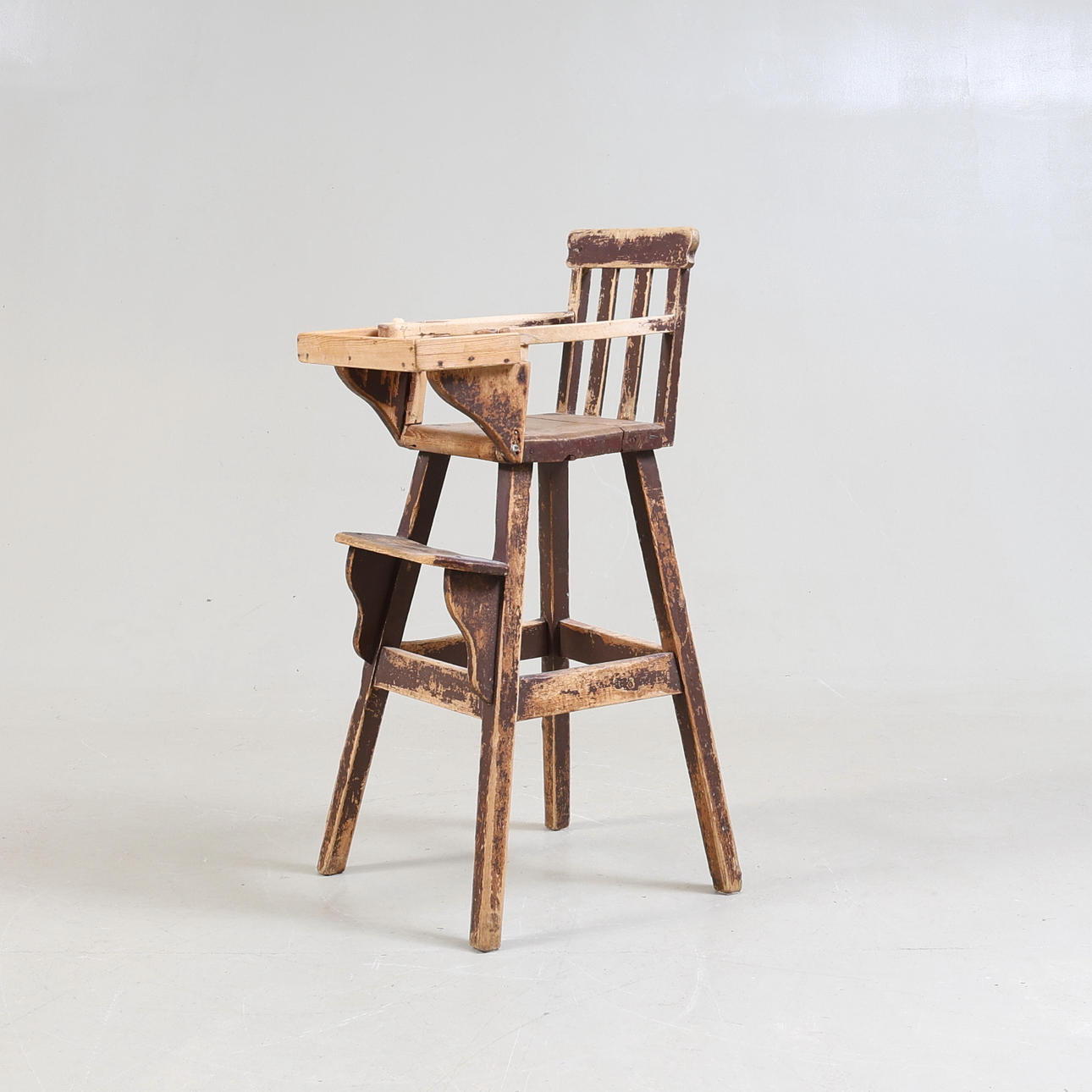 Ein Almoge-Hochstuhl, 19. Jahrhundert.