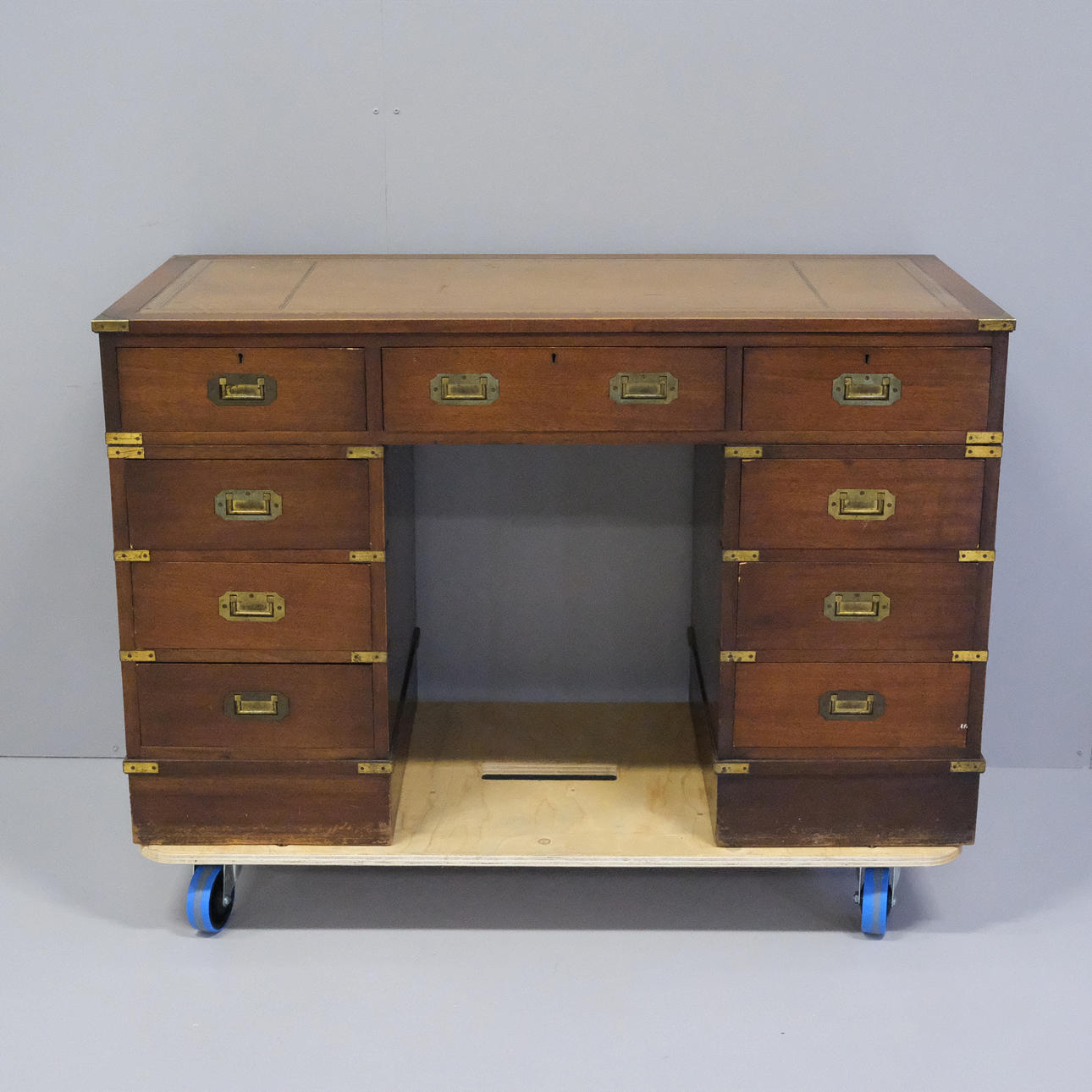 SCHREIBTISCH IM ENGLISCHEN STIL.