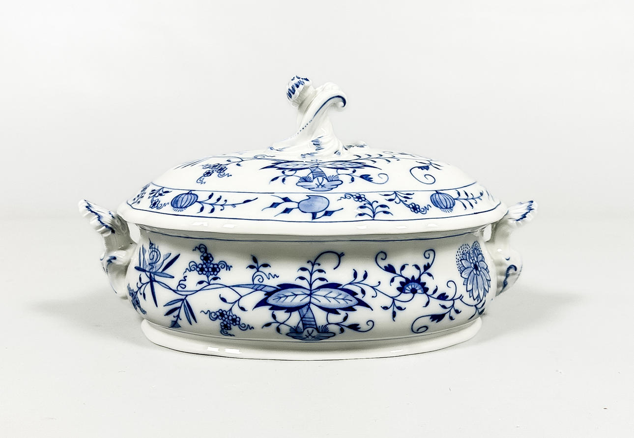 TERRIN & LID, porcelain, “Onion pattern”, Meissen.