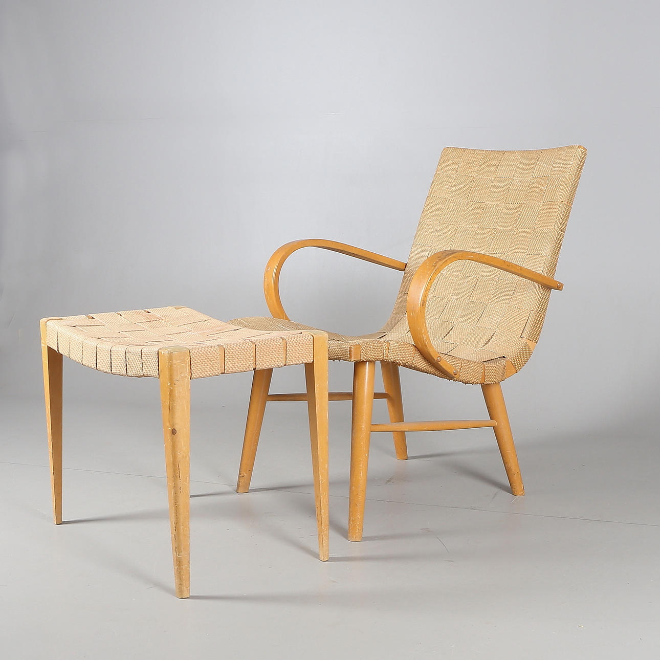 STOL samt FOTPALL, trä/flätat band, 1900-talets andra hälft.