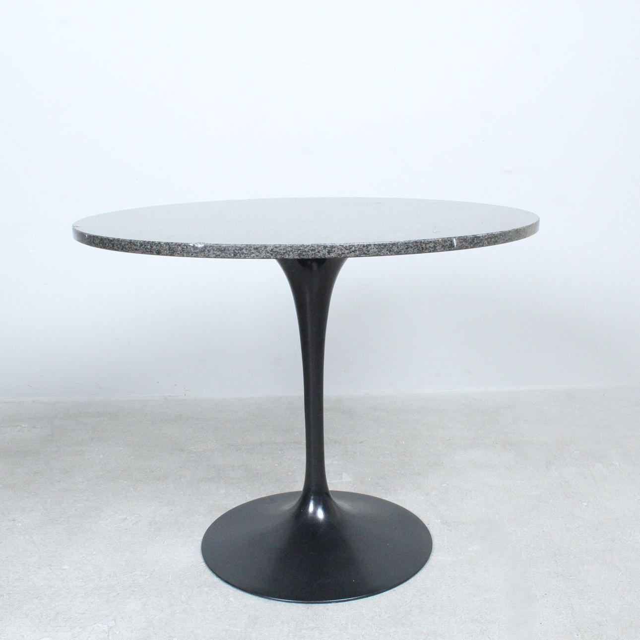 EERO SAARINEN. Knoll International, Tisch, Modell 'Tulip', Granit.