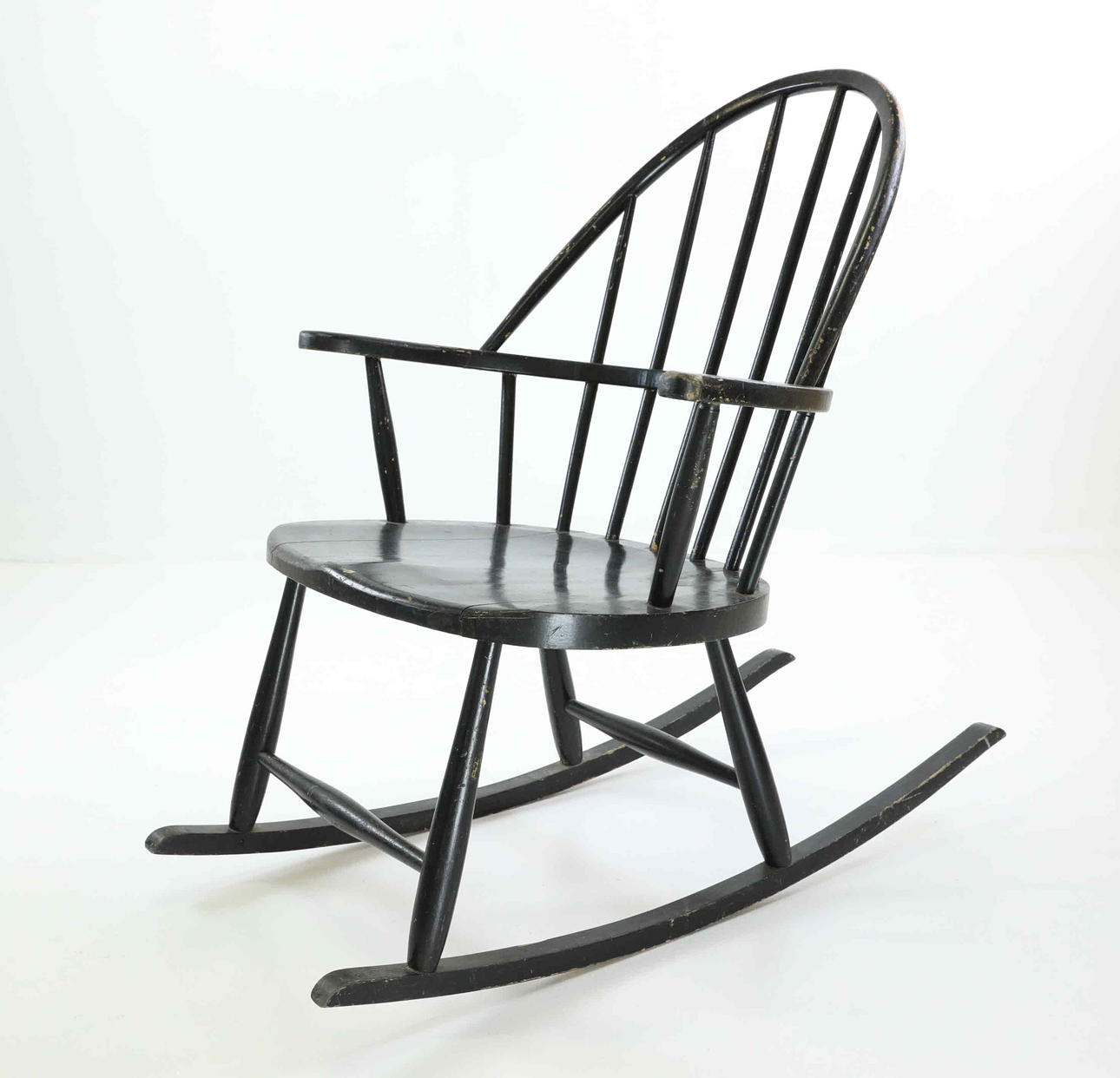 A 1950'S ROCKING CHAIR.