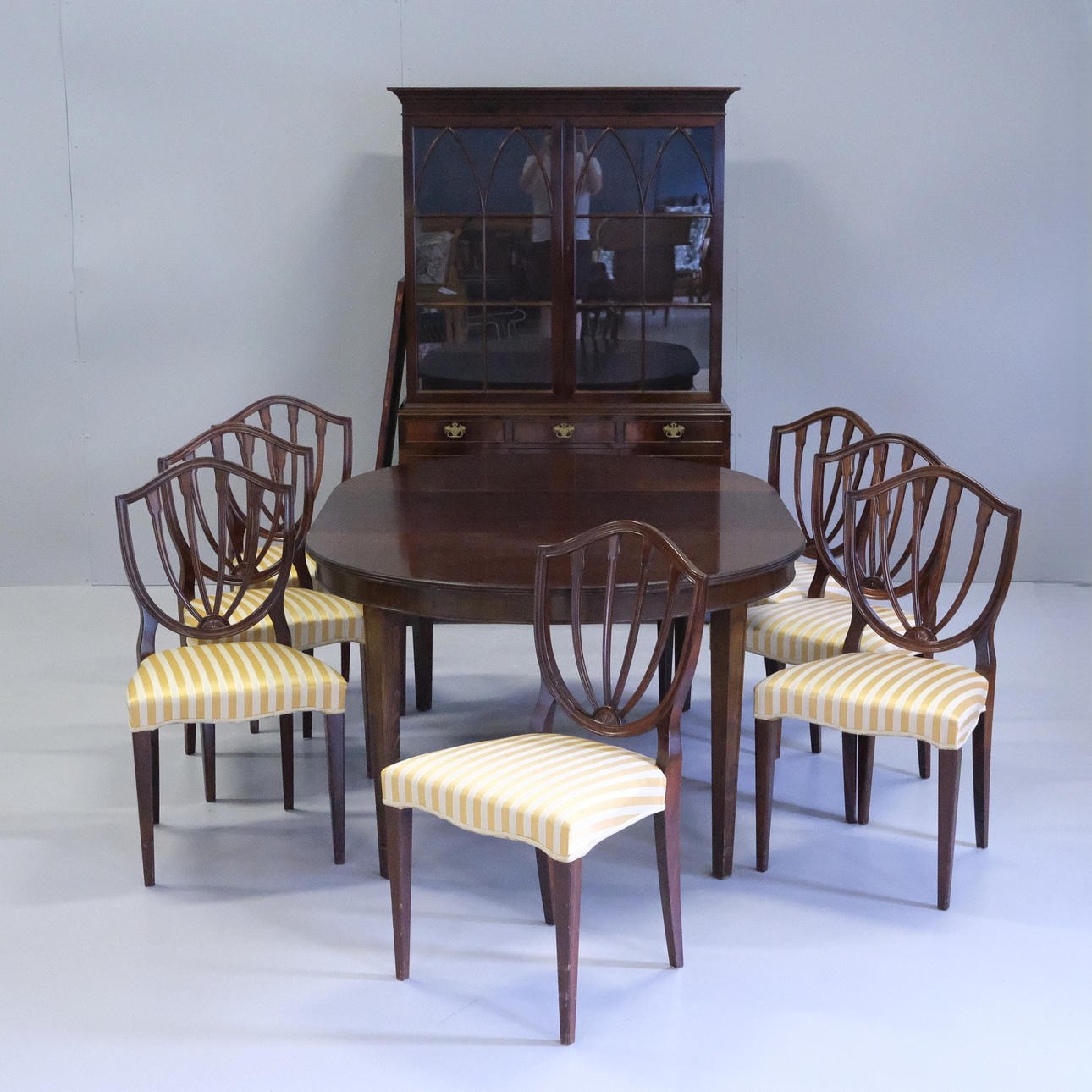 RUOKASALIKALUSTEET, HEPPLEWHITE TYYLI, MAHONKI, 11 KPL.