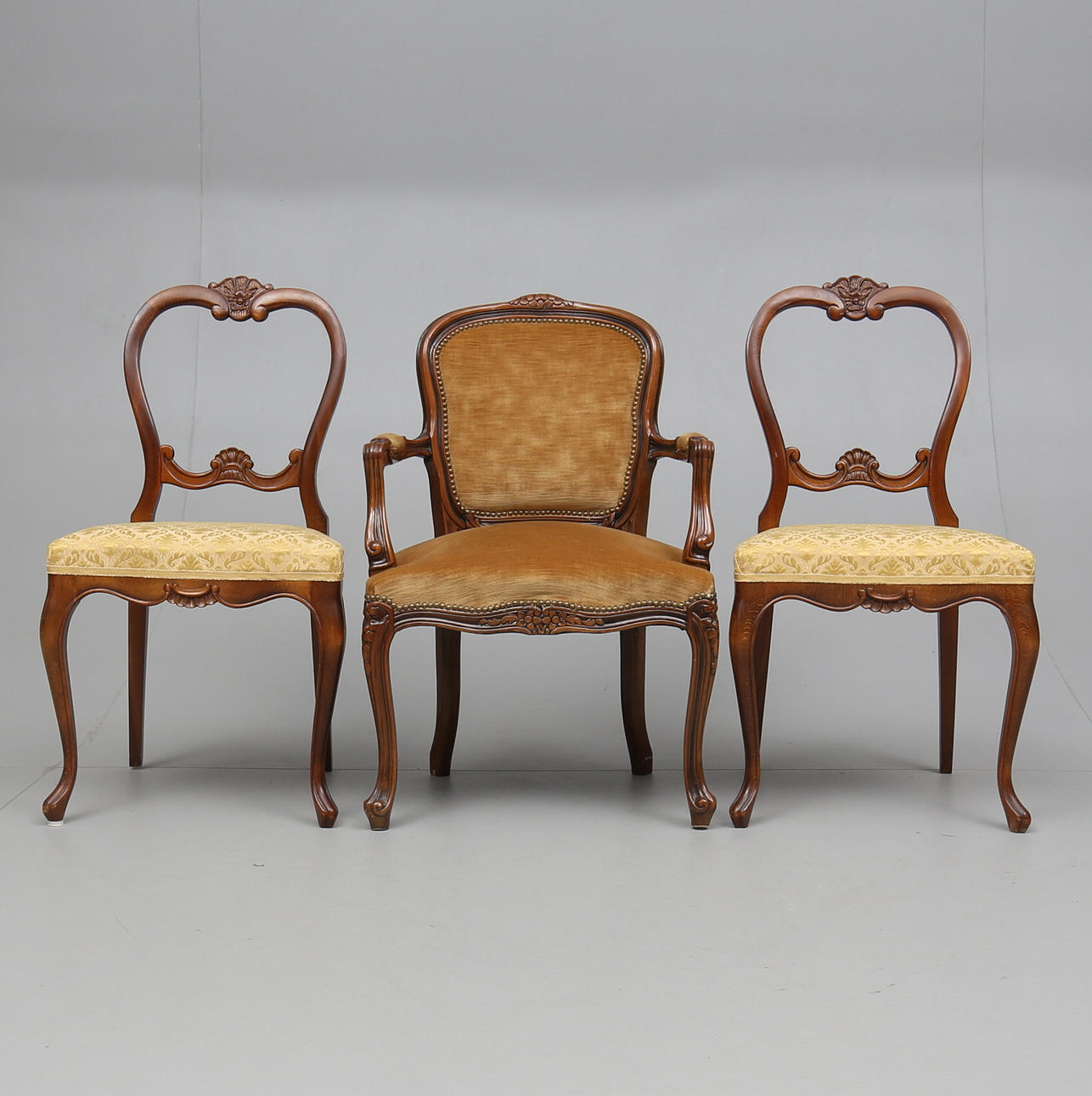 STOLAR, ett par, samt KARMSTOL, nyrokokostil samt rokoko, 1900-talets mitt.