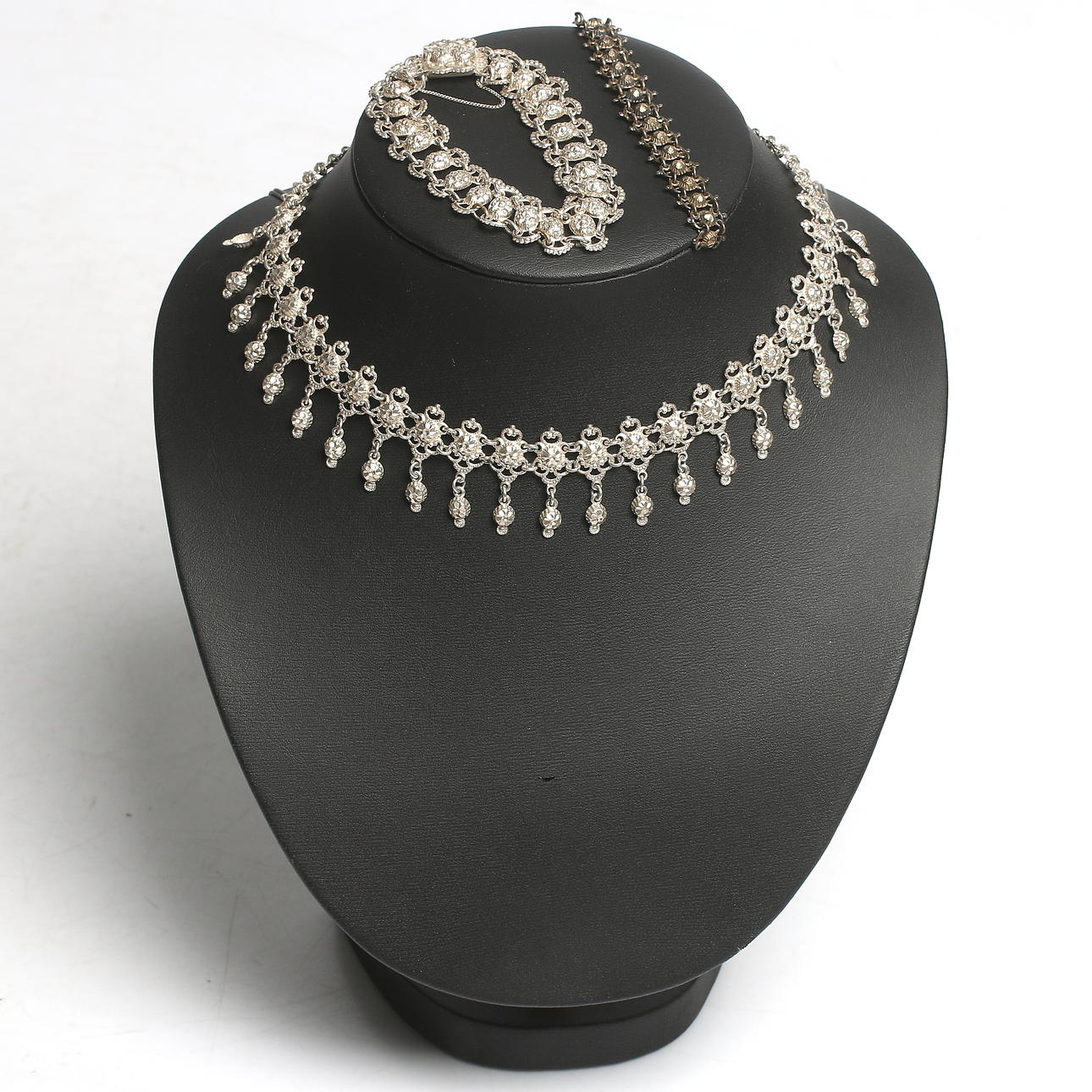 COLLIER OCH ARMBAND, 2 delar, silver, 1900-tal. Vikt 26 cm.