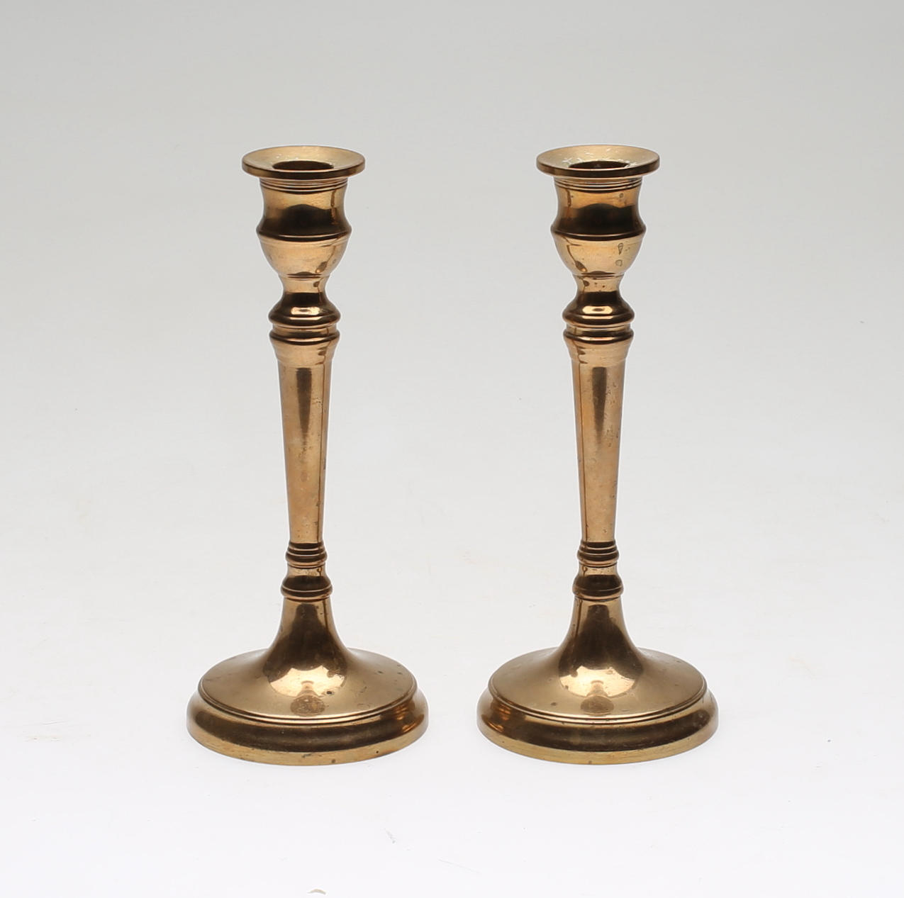 LJUSSTAKAR, 1 par, mässing, 1900-talets andra hälft.