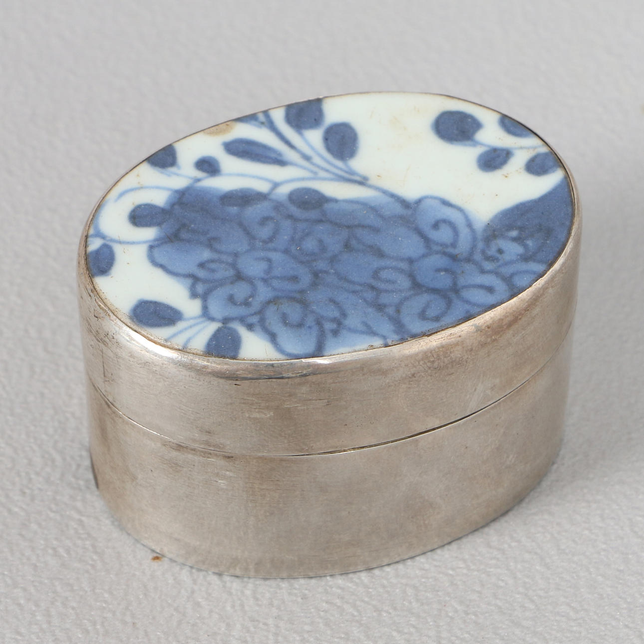 A SMALL SILVER BOX SET WITH A DELFT FRAGMENT.