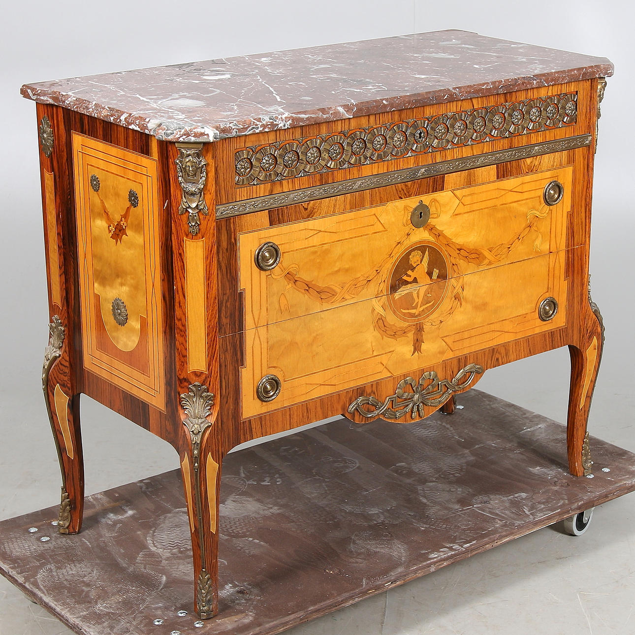 BYRÅ, Gustaviansk stil, sk. "Haupt modell". 1900-talets andra hälft.