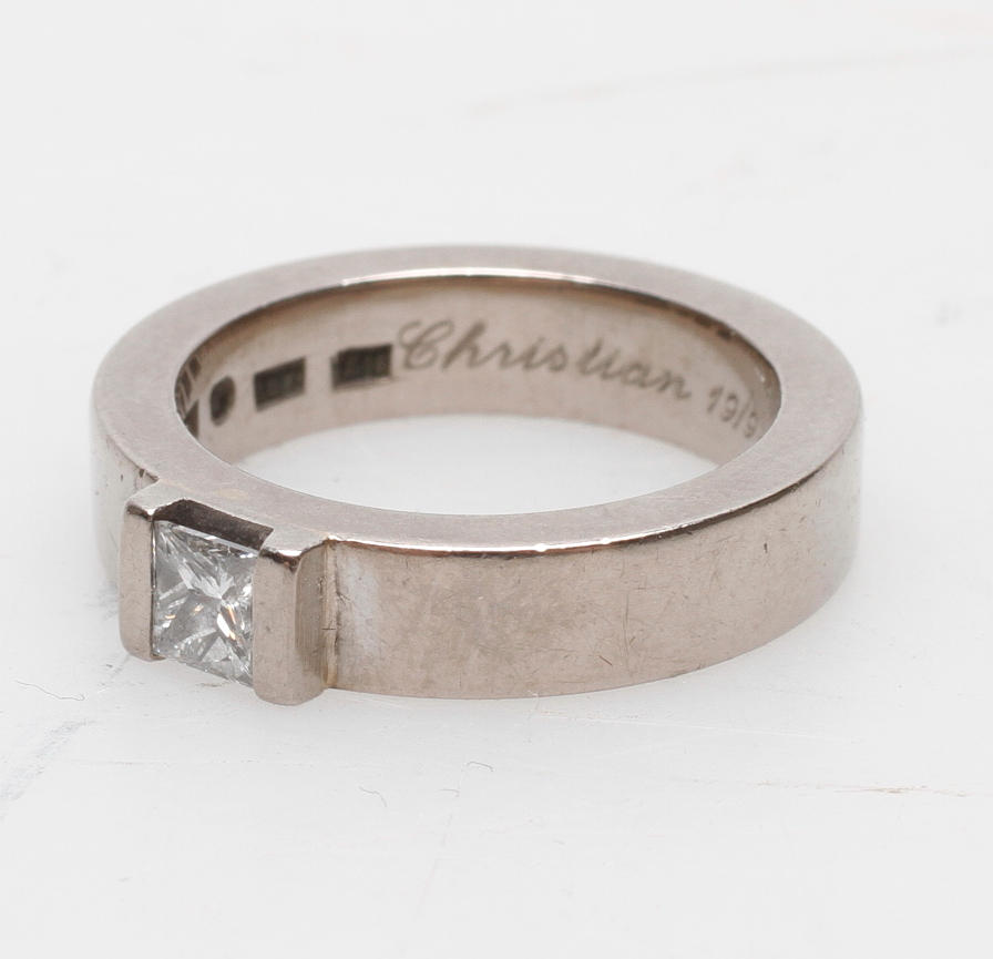 RING MED DIAMANT, 18k vitguld, vikt ca 10,8 gr.