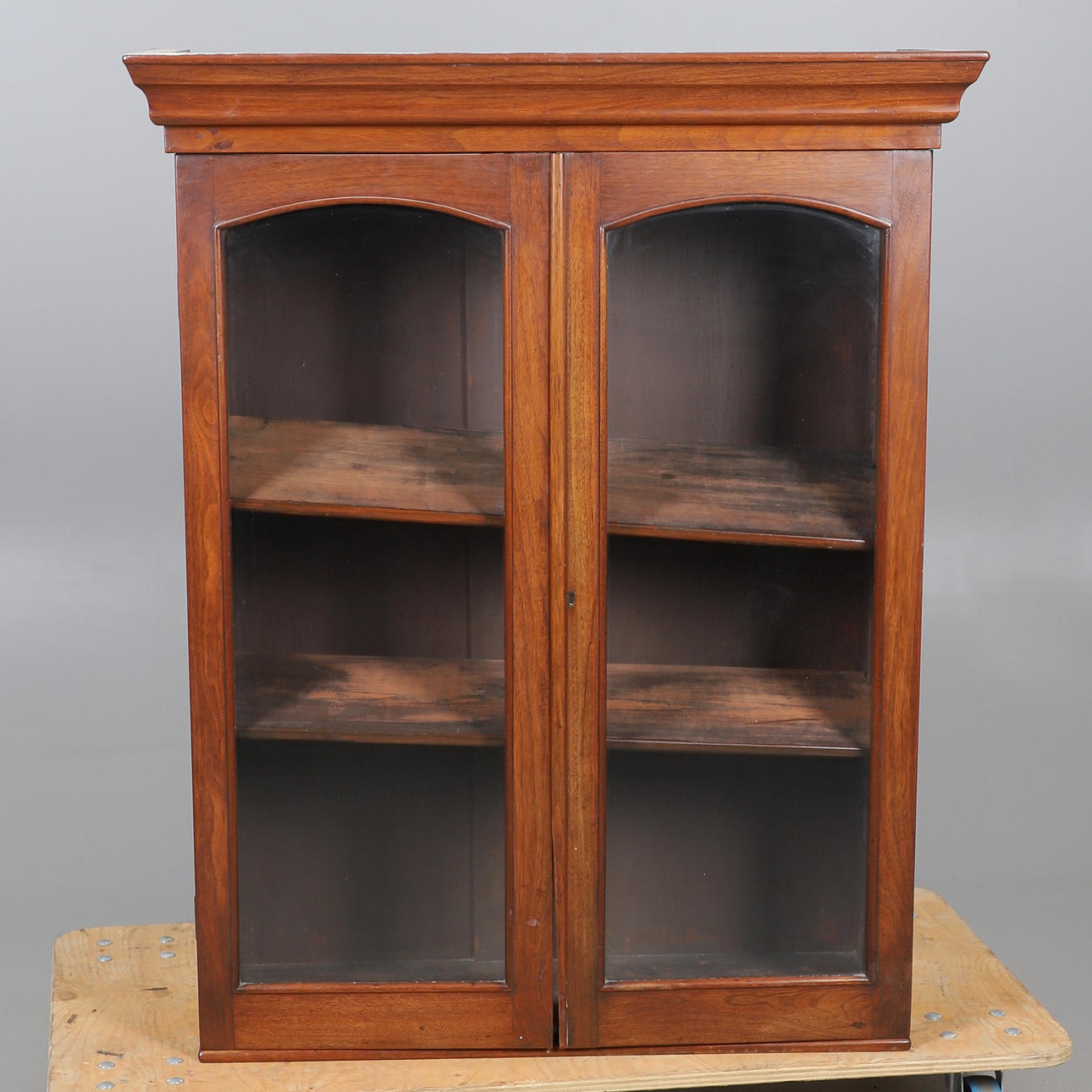 A VICTORIAN MAHOGANY BOOKCASE TOP.
