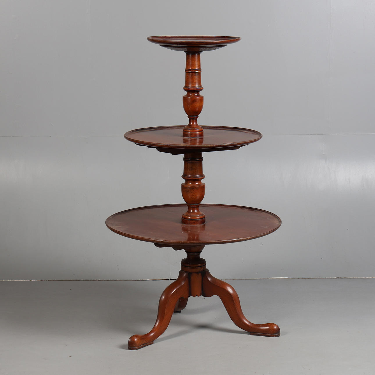 A GEORGE III STYLE MAHOGANY THREE TIER WHATNOT.