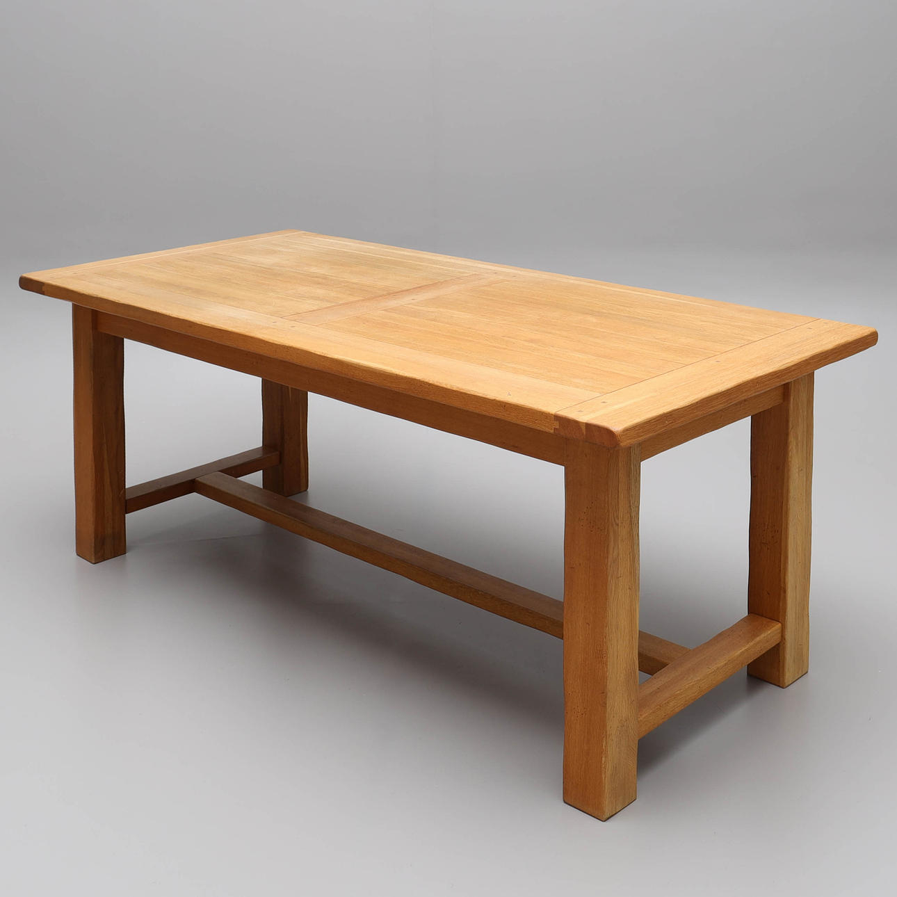 Una mesa de comedor de roble, años 1900/2000.