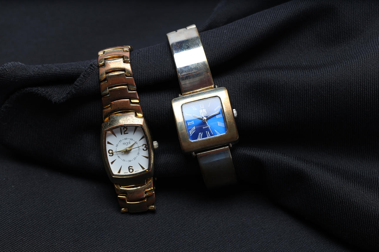 2 DAM ARMBANDSUR, "Qvarts" / "Regal".