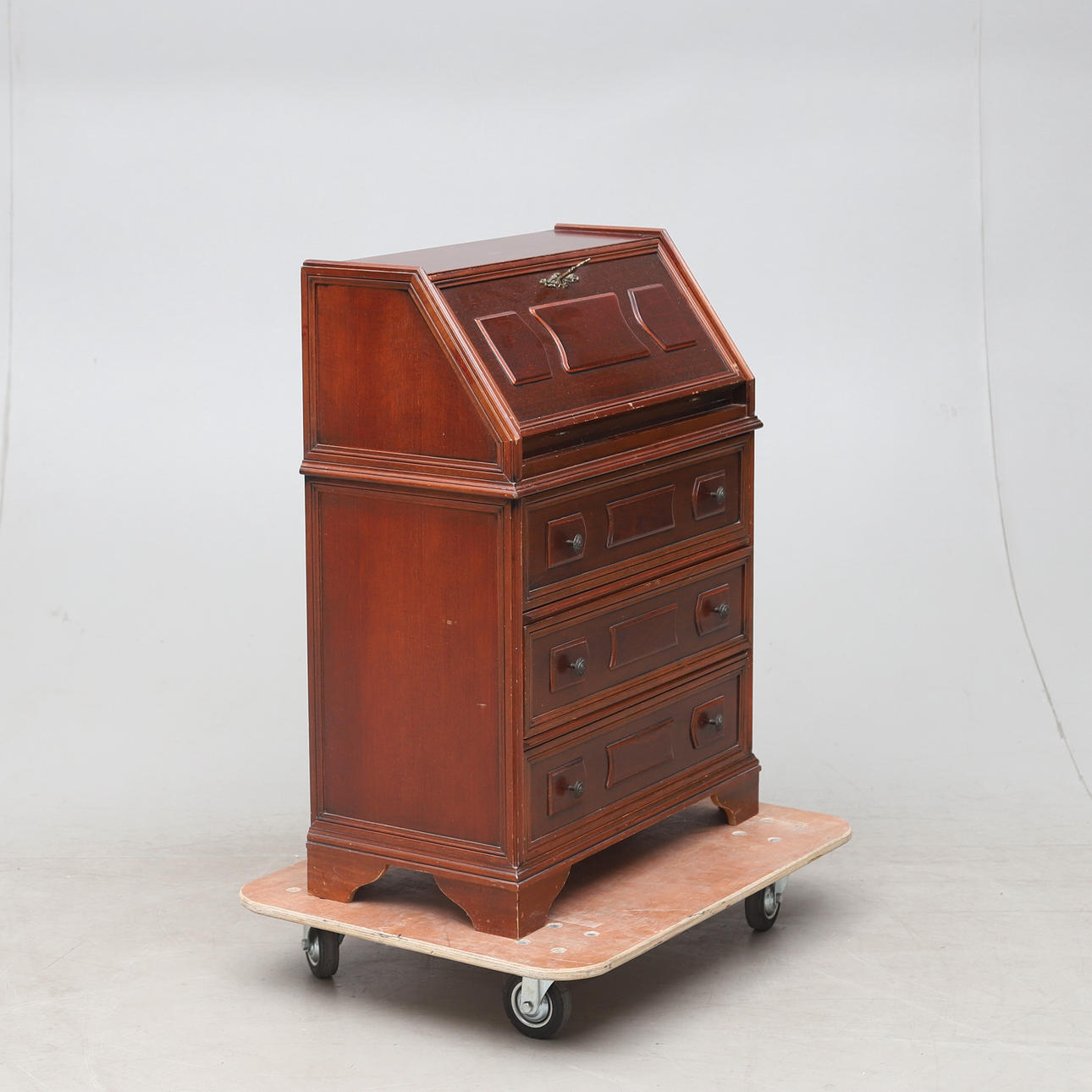 Eine schräge Klappensekretärin im englischen Stil des 21. Jahrhunderts.