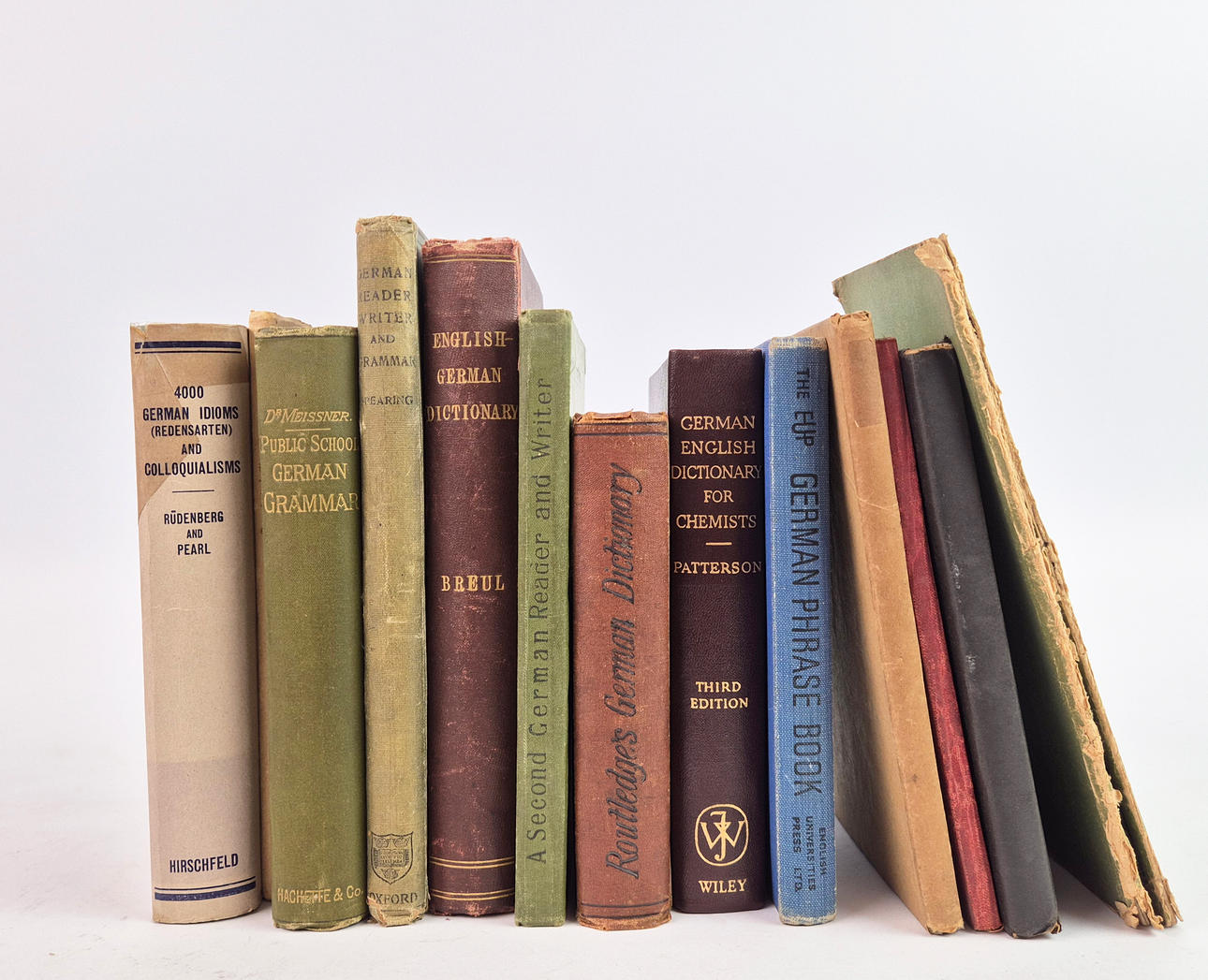 UNA CANTIDAD DE LIBROS ANTIGUOS EN ALEMÁN.