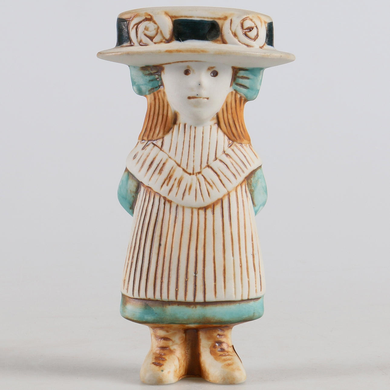 FIGURIN, keramik, "Victoria" ur serien "Sekelskifte", Lisa Larson, Gustavsberg.