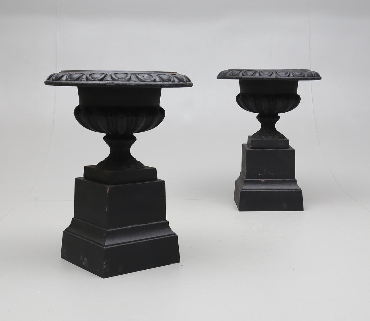 TRÄDGÅRDSURNOR, ett par, gjutjärn, 2000-tal.