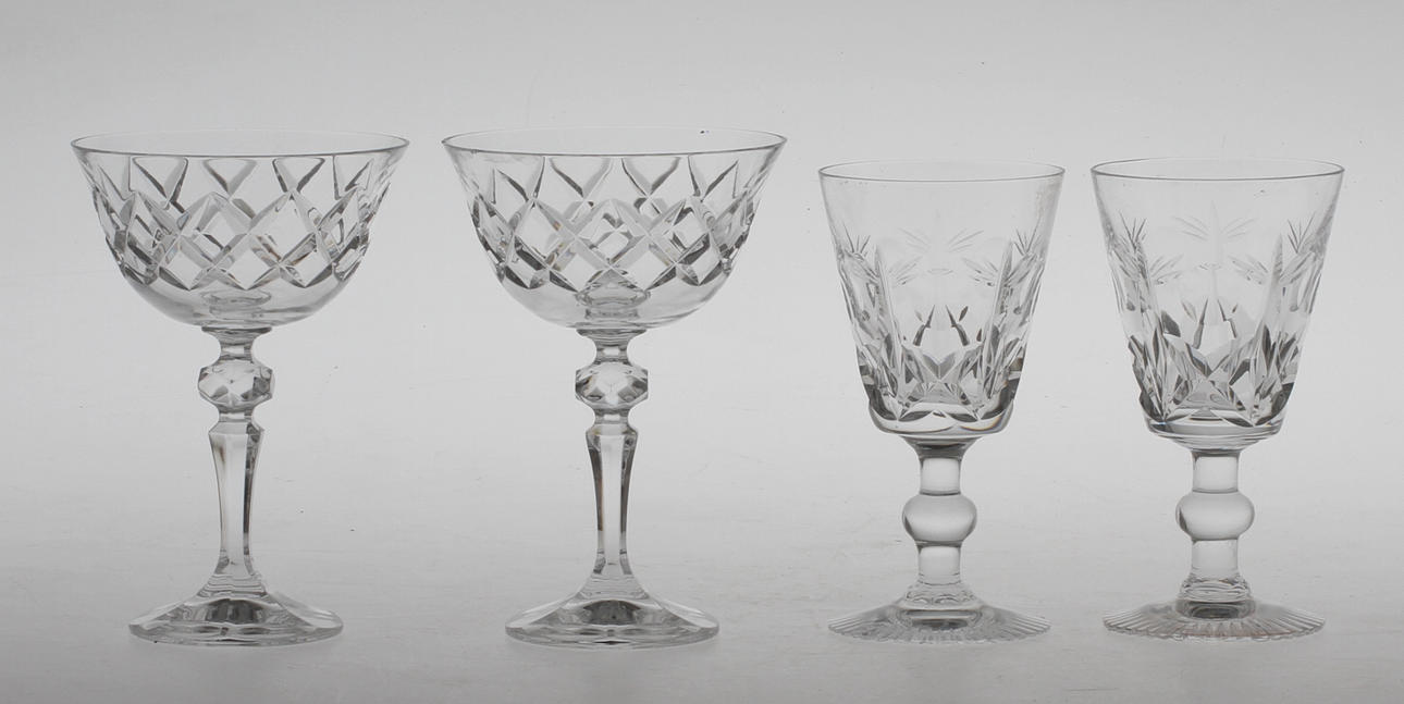 PARTI GLAS, 16 delar, champagneskålar samt vinglas, 1900-talets slut.
