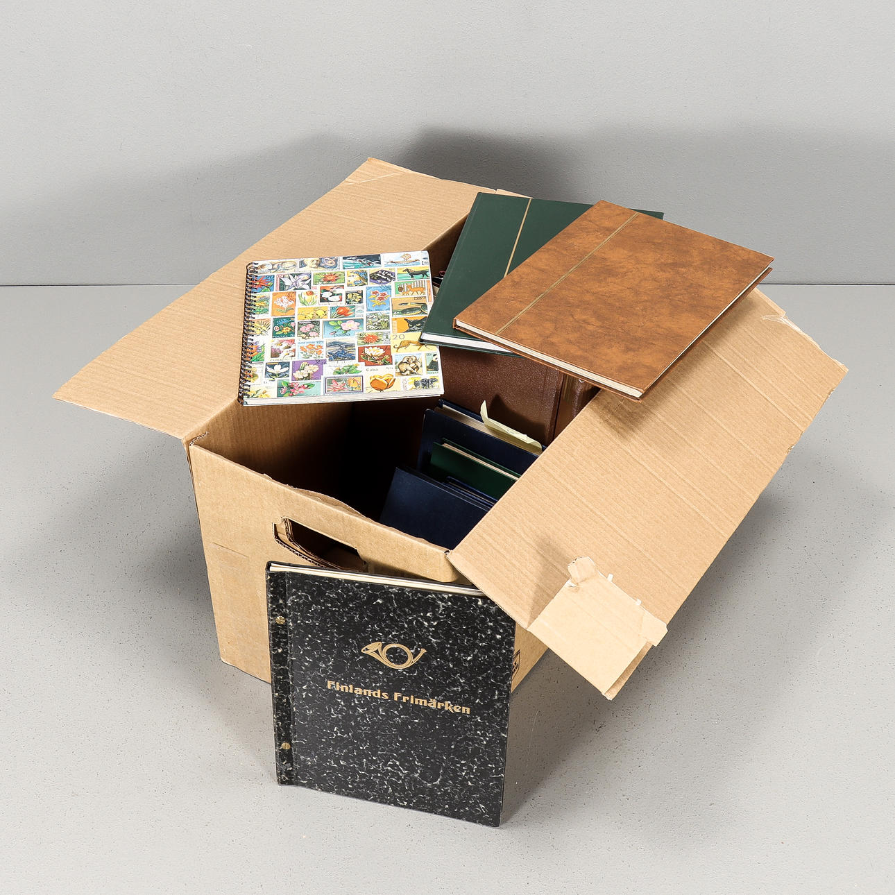 BRIEFMARKENALBUM 19 Stück, davon eines leer.