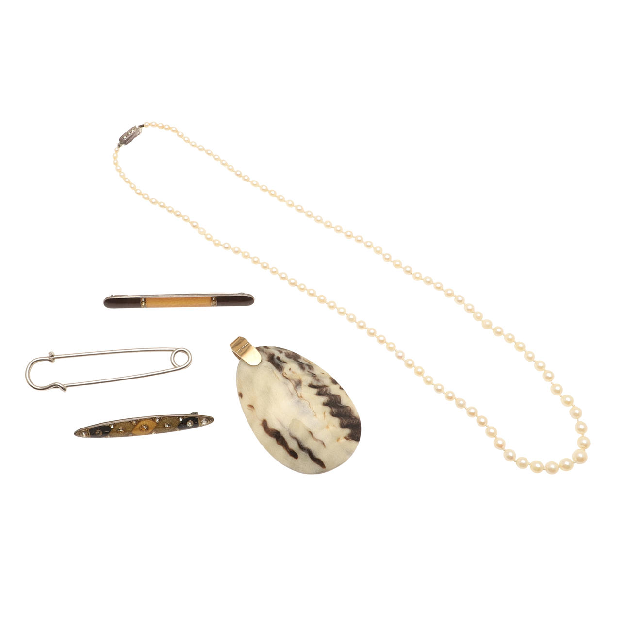 A SINGLE ROW GRADUATED CULTURED PEARL NECKLACE.