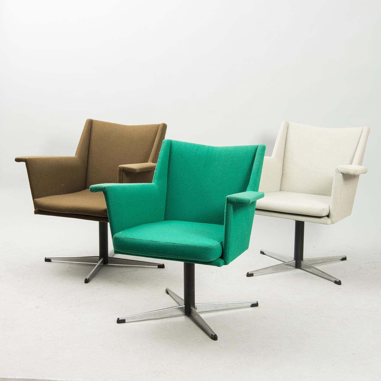 SNURRFÅTÖLJER, 3 stycken, 1900-talets andra hälft.