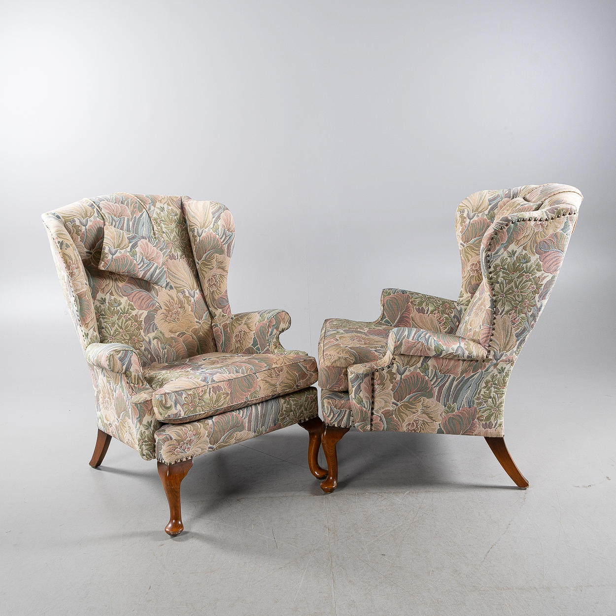 ÖRONLAPPSFÅTÖLJER, 1 par, 1900-talets andra hälft.