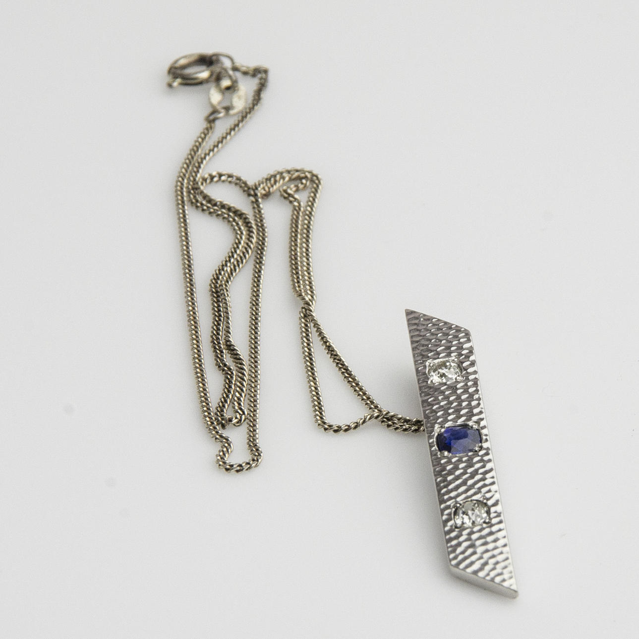 HÄNGE MED KEDJA, silver med gammalbrilliantslipade diamanter och safir.