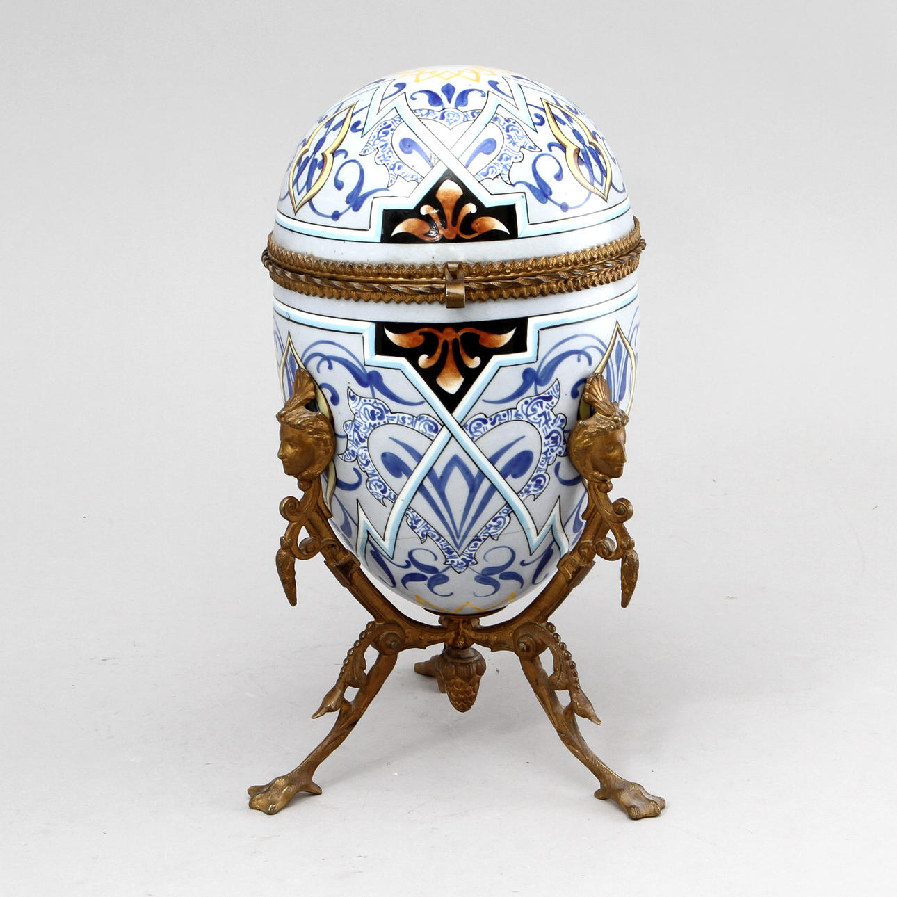 BURK i form av ägg, porslin med metallmontering, 1800-tal.