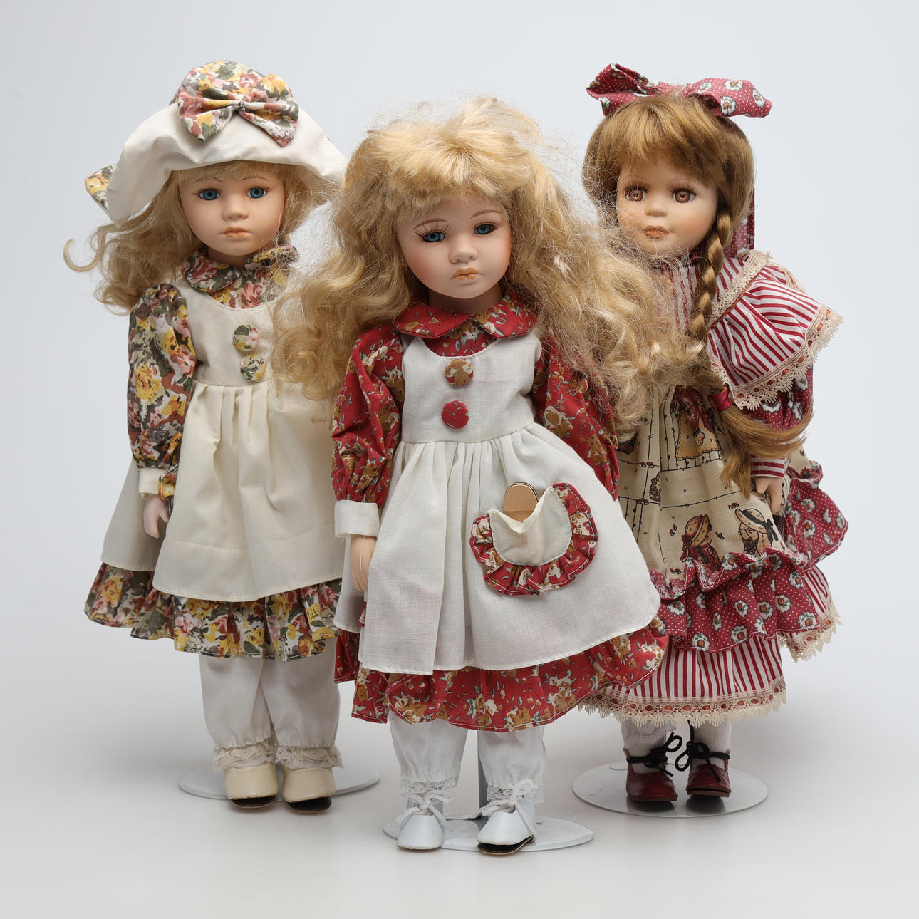 PORCELAIN DOLLS, 3 pieces.