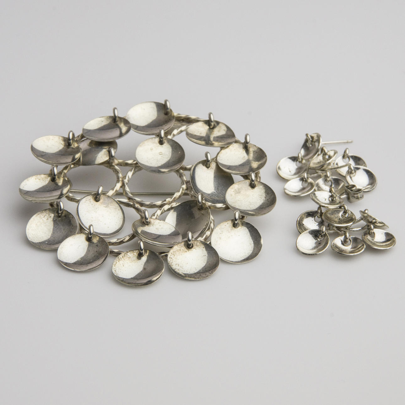 BROSCH SAMT 1 PAR ÖRHÄNGEN, silver, Juhls, Kautokeino.