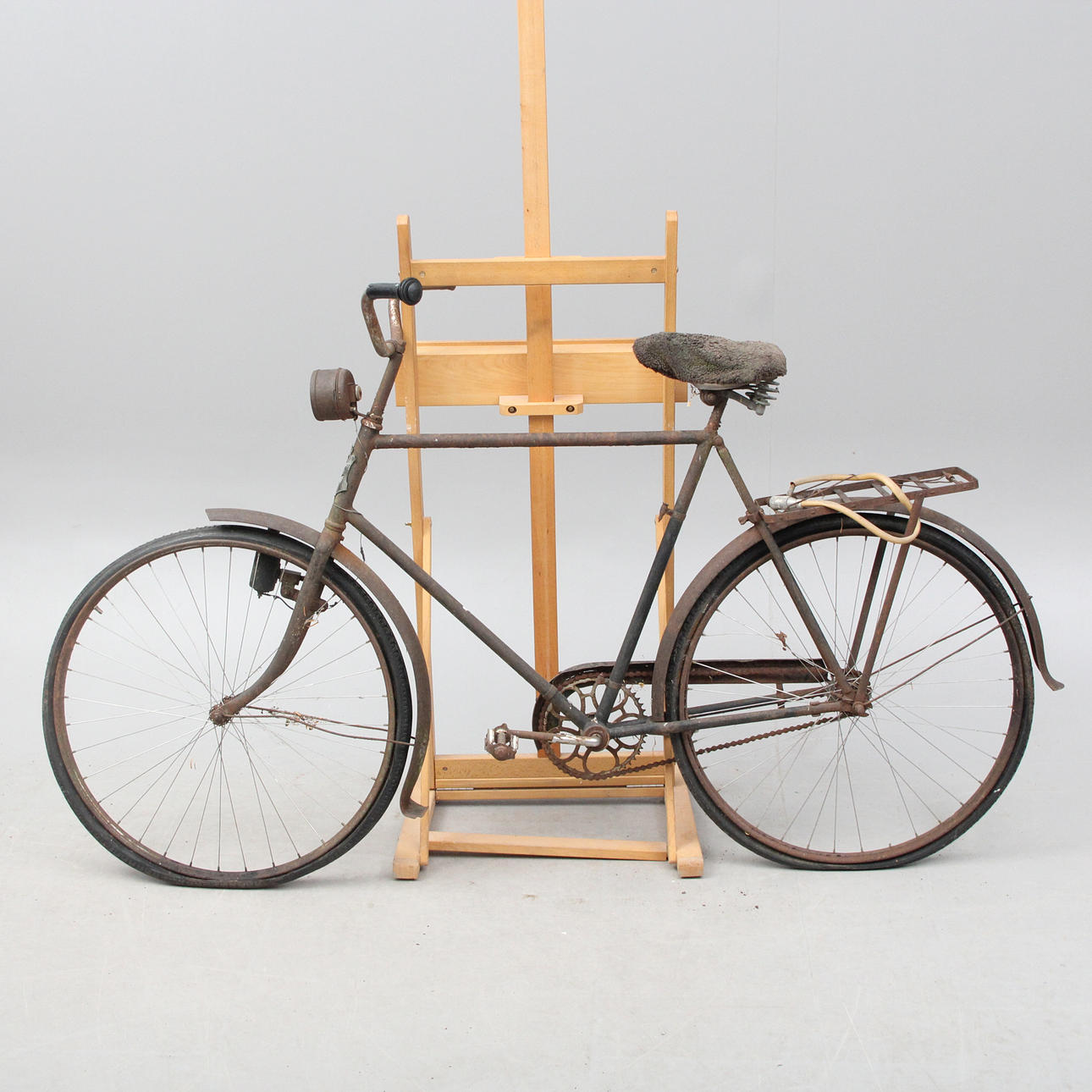 A semi-antique bicycle.