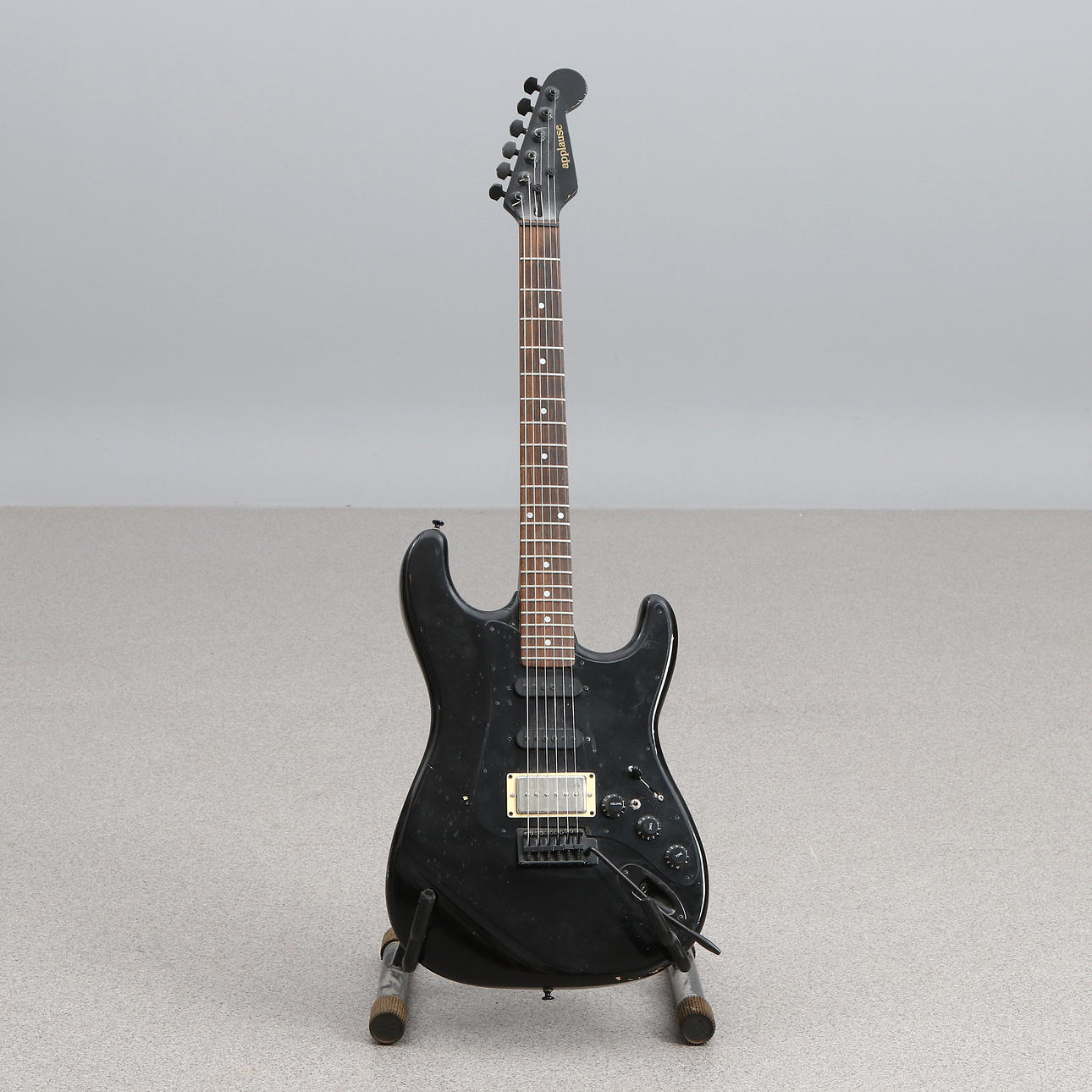 APPLAUSE, ELECTRIC GUITAR. Stratocaster model.