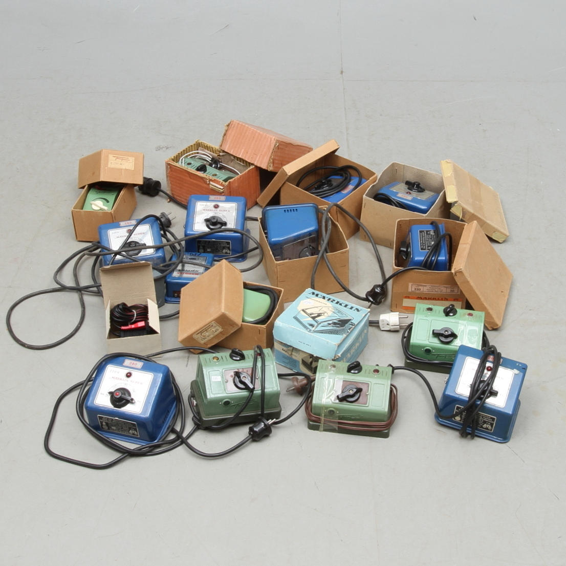 MÄRKLIN, FLEISCHMANN med flera. 12 transformatorer.