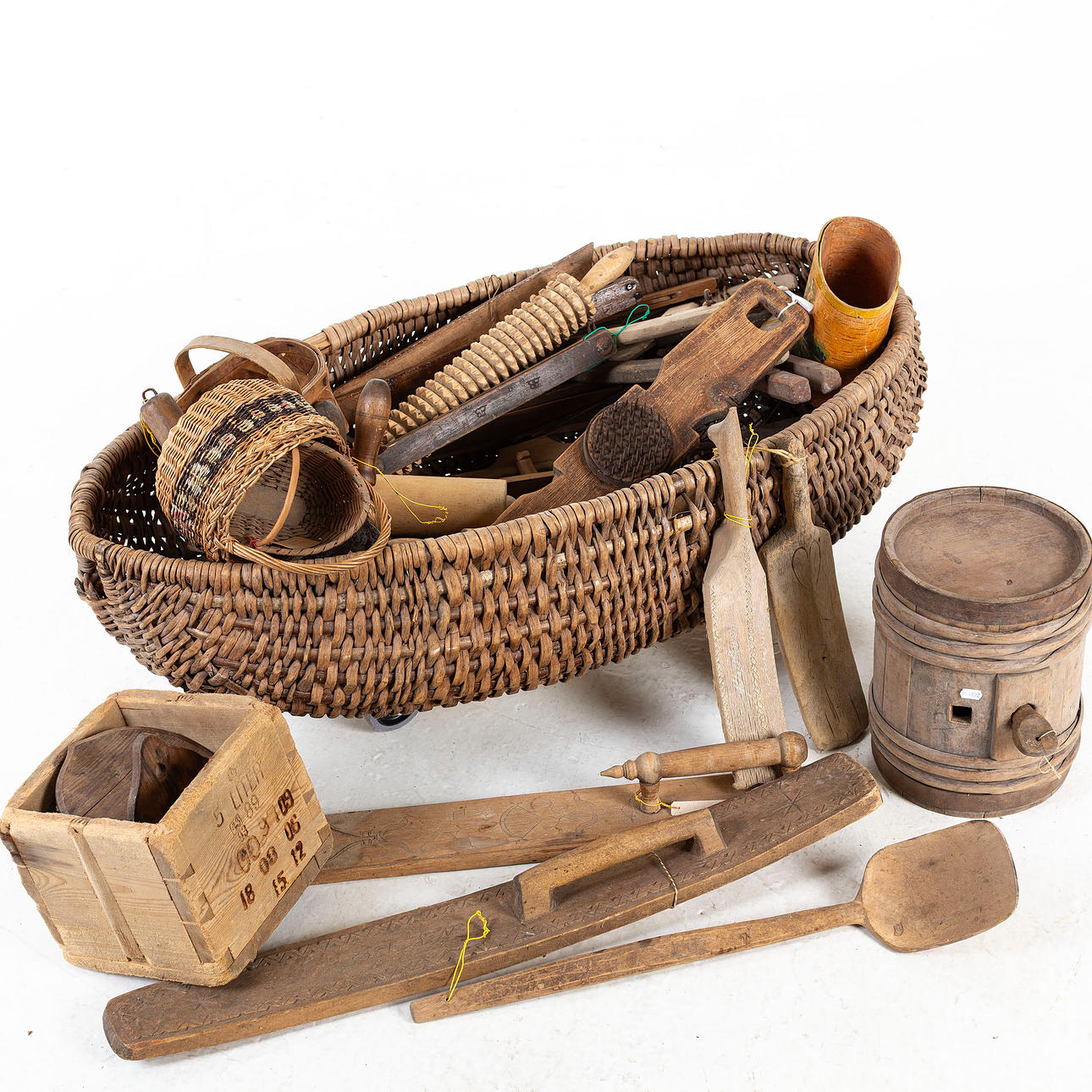 ALLMOGEARKET, a batch including crowns, mangelboard, etc.