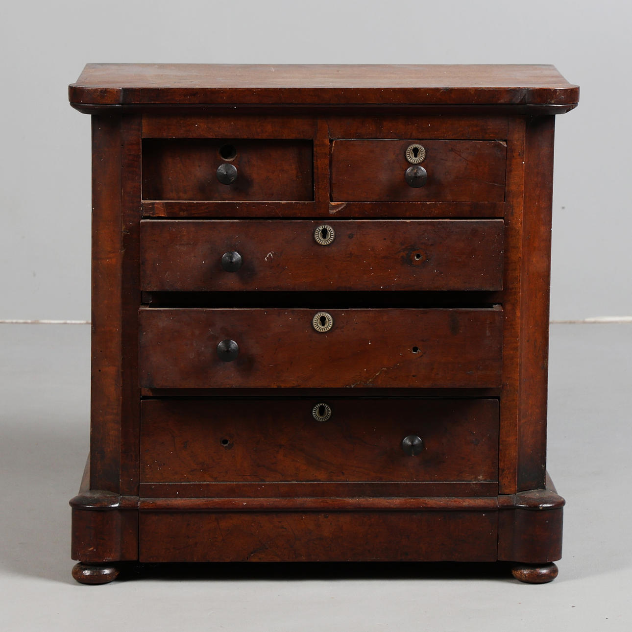 BYRÅ, VALNÖT, 1800-TAL.